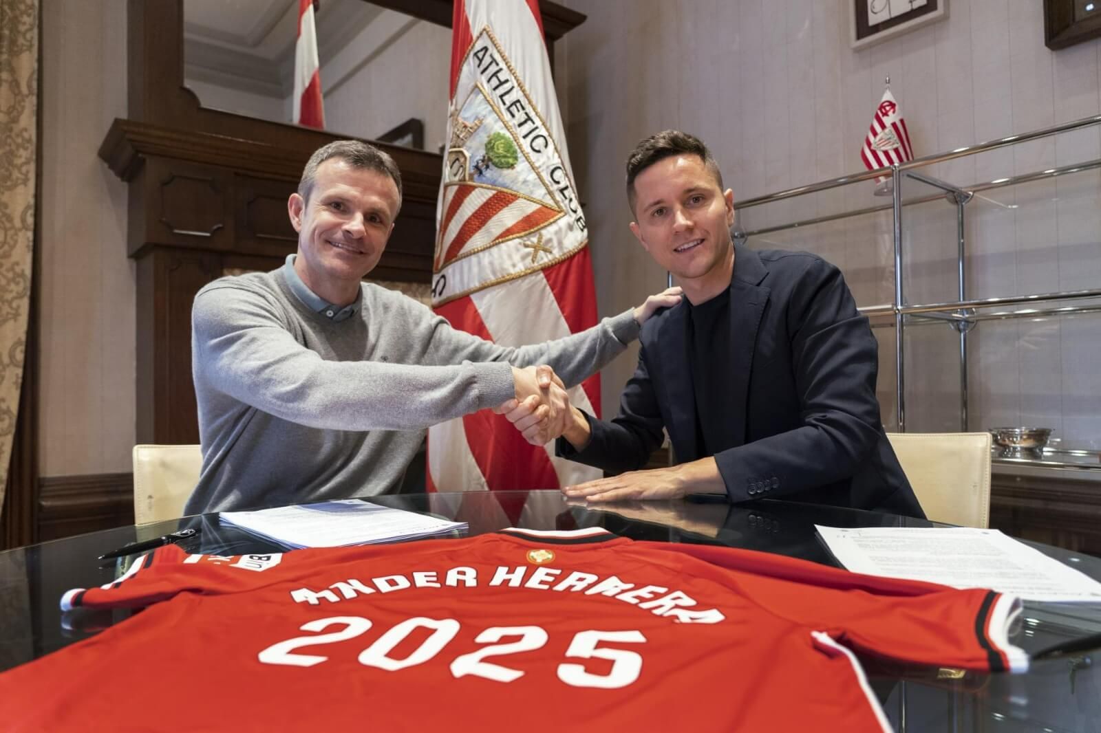  El presidente, Jon Uriarte Uranga, se saluda en el palacio de Ibaigane con el renovado centrocampista Ander Herrera.