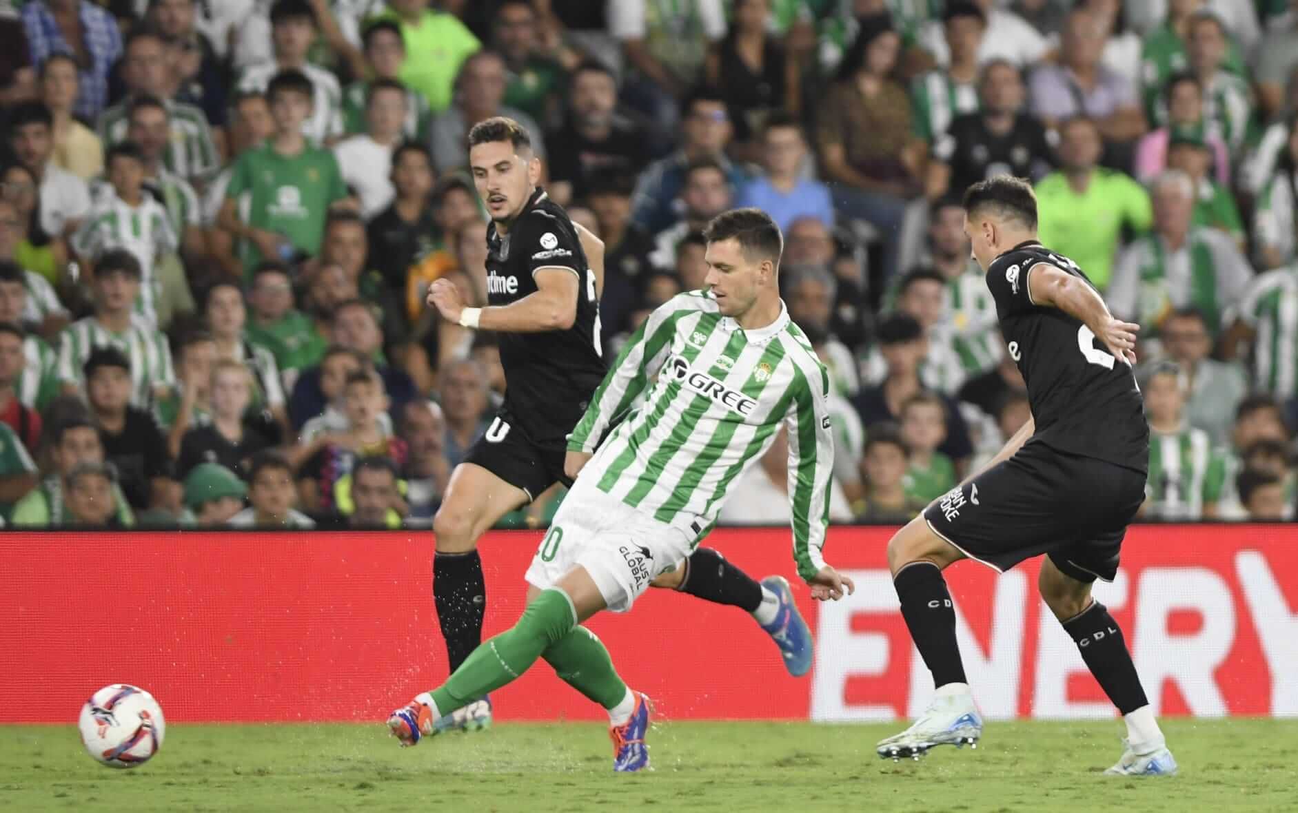  Giovani Lo Celso ejecuta un pase 