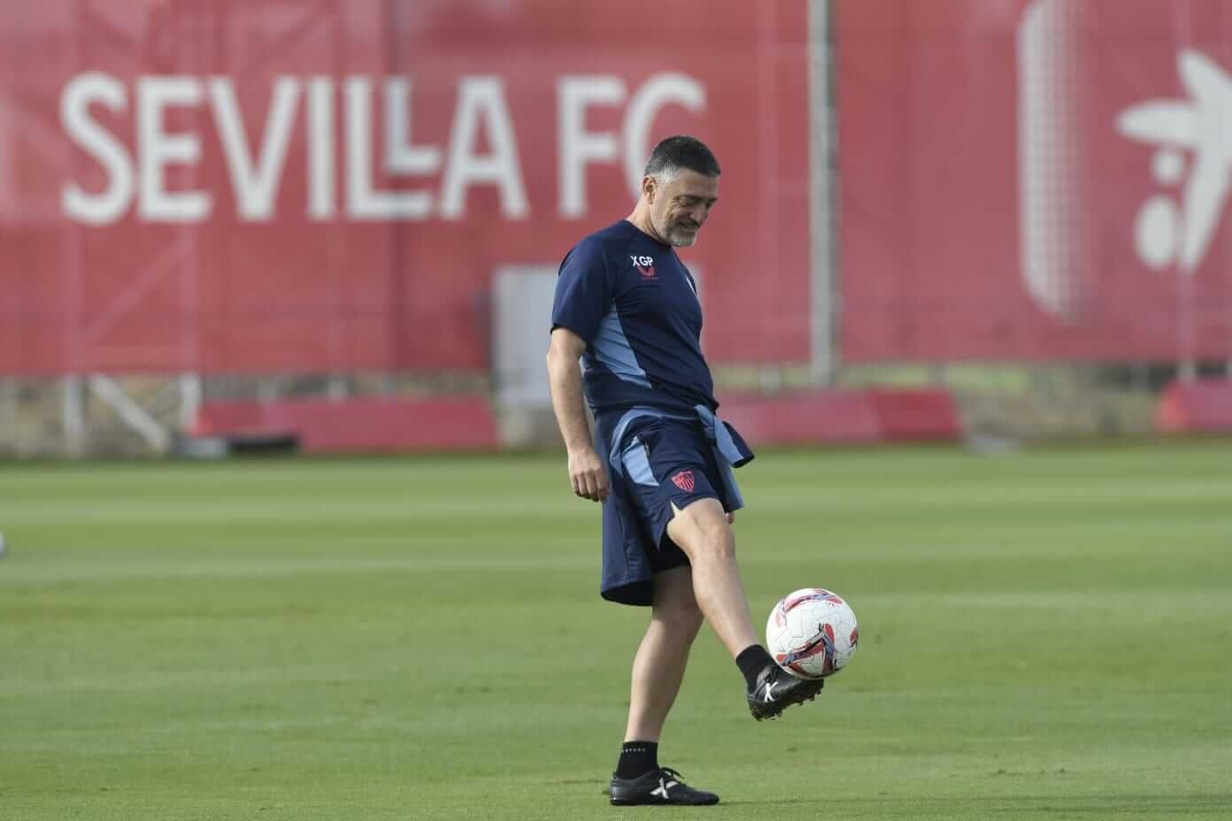  García Pimienta, durante un entrenamiento del Sevilla.