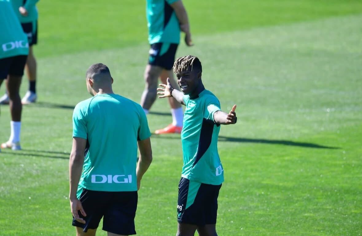  Nico Williams vacila a Maroan Sannadi.