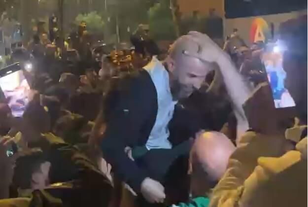 Manu Fajardo, a hombros de la afición del Betis.