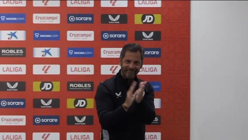 Quique aplaude en su última rueda de prensa previa al partido ante el Barça.