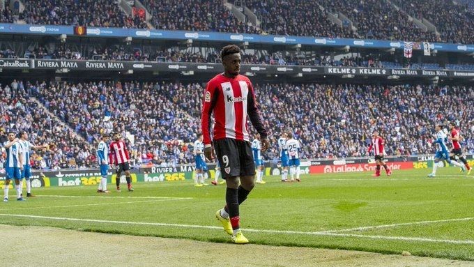  Iñaki Williams abandona cabizbajo el césped del RCDE Stadium en el Espanyol-Athletic.