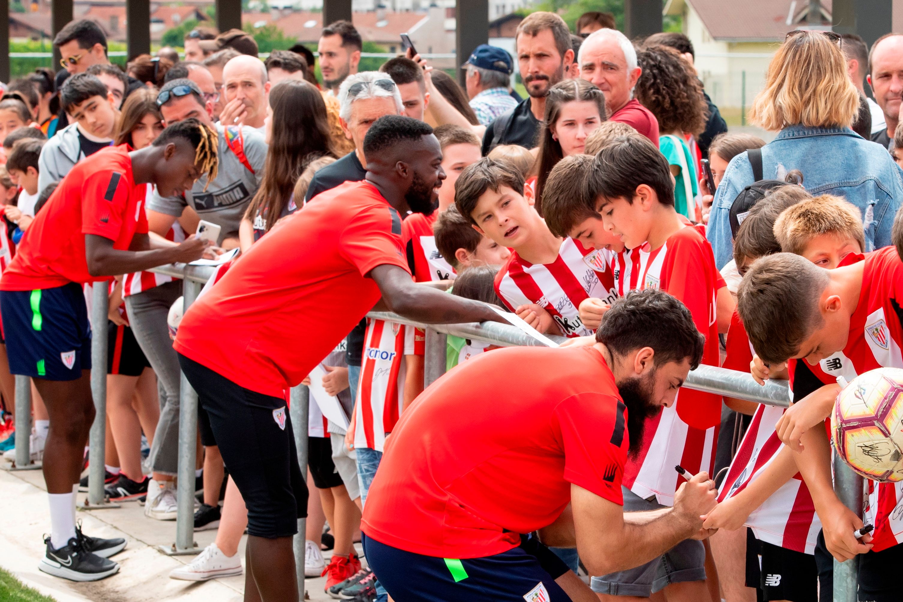  Asier Villalibre, Iñaki y Nico Williams firman autógrafos a los aficionados en una sesión a puerta abierta en Lezama.