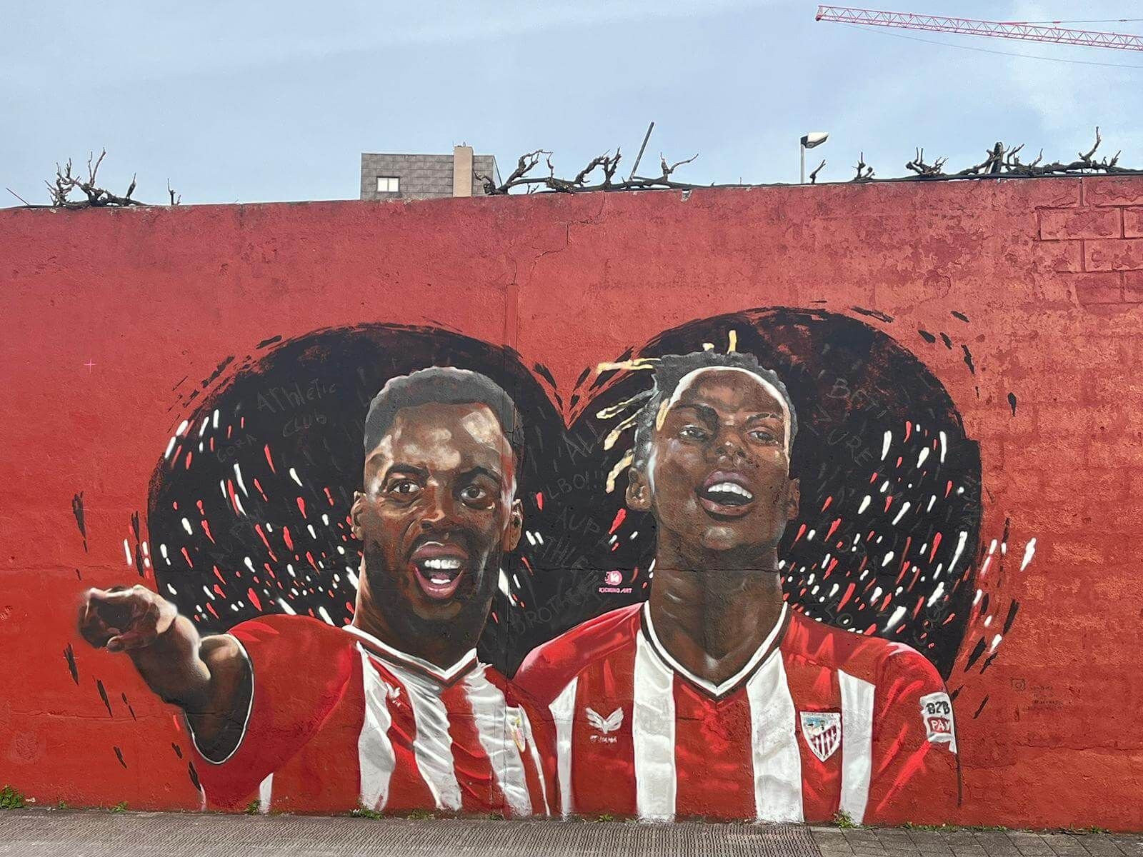  Mural del artista Carlos López dedicado a los hermanos Iñaki y Nico Williams en Lutxana-Barakaldo.