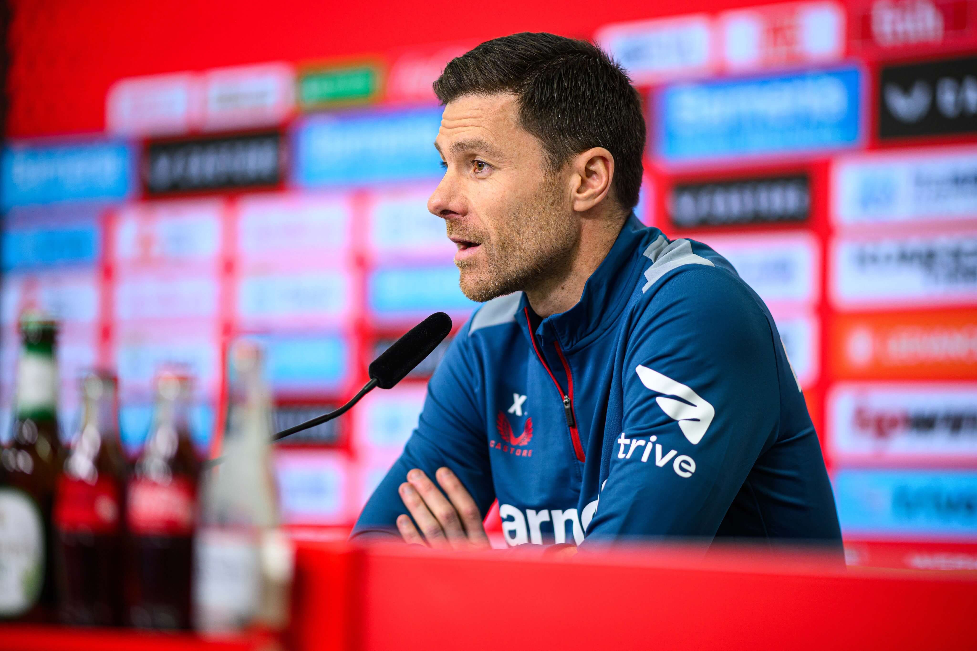 Xabi Alonso, en rueda de prensa con el Bayer Leverkusen.