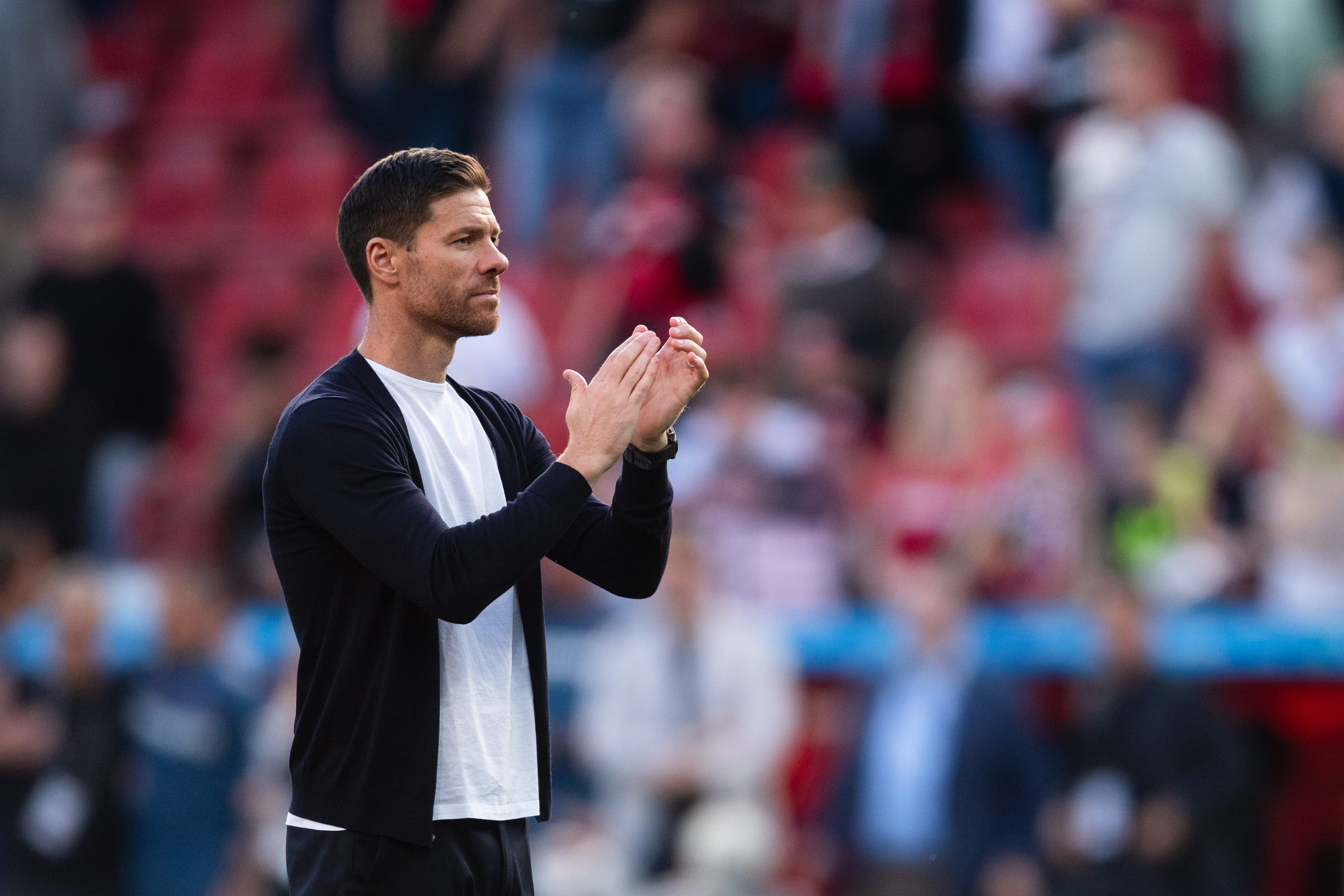  Xabi Alonso aplaude durante un partido (Fuente: Cordon Press).