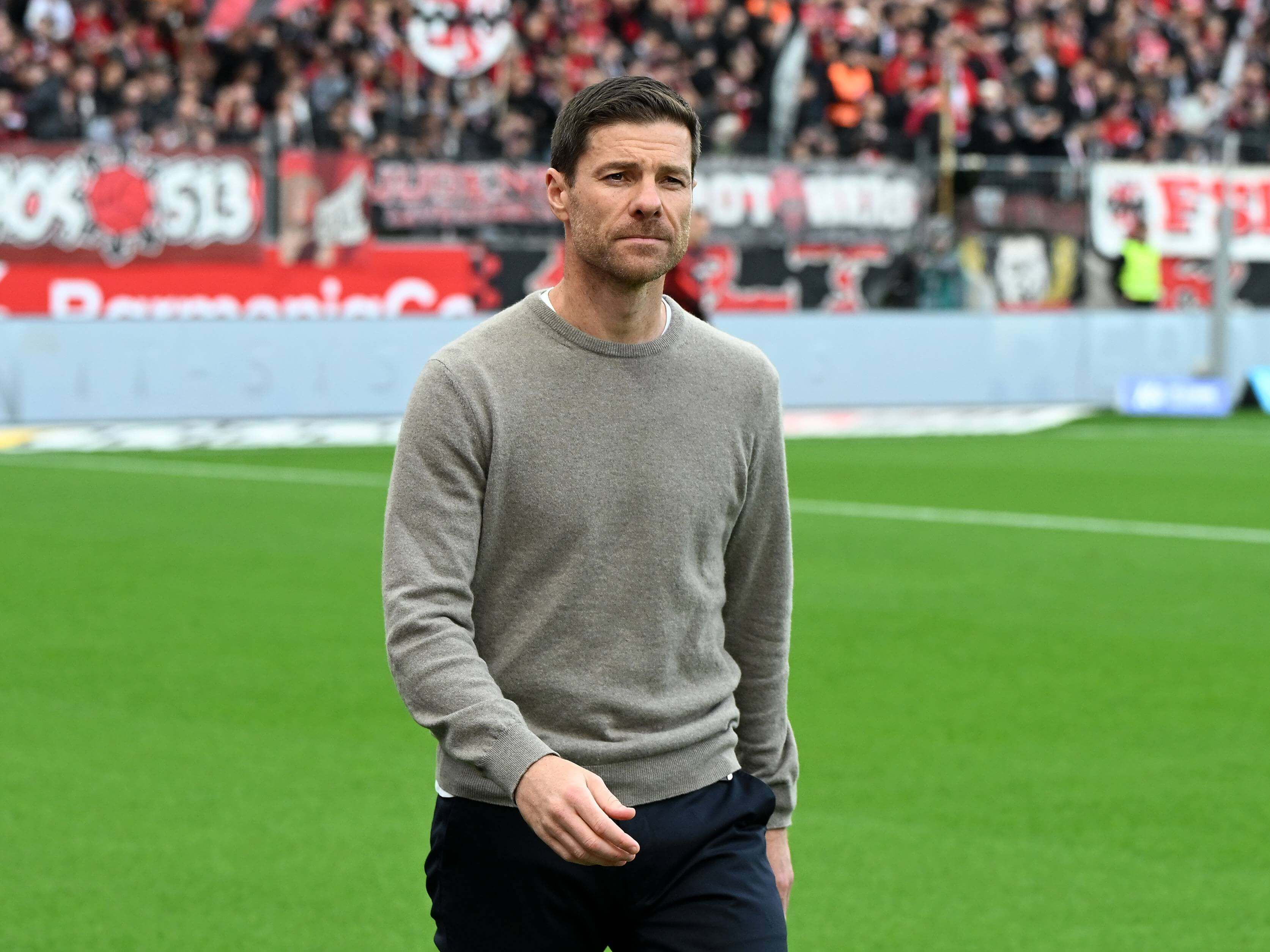  Xabi Alonso, antes de un partido del Bayer Leverkusen.