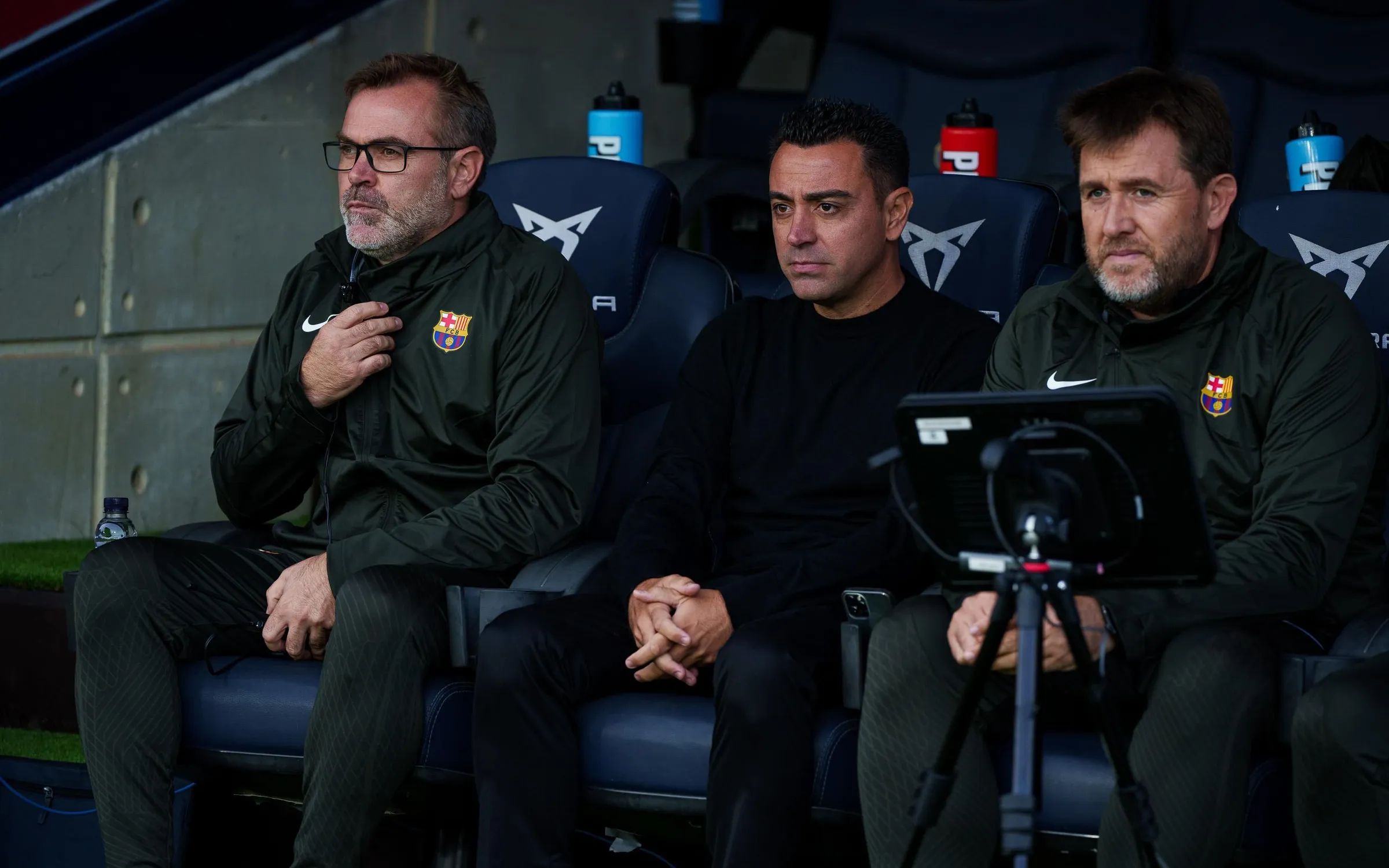  Xavi Hernández, junto a su cuerpo técnico en un partido con el Barça.