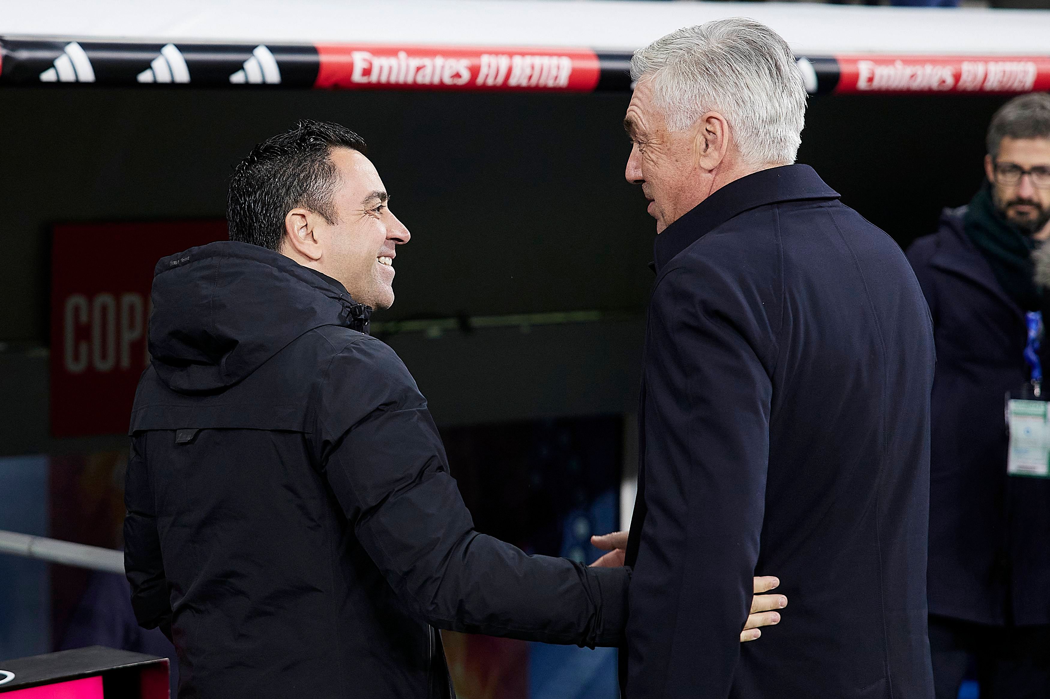  Xavi Hernández y Carlo Ancelotti se saludan antes del Clásico.