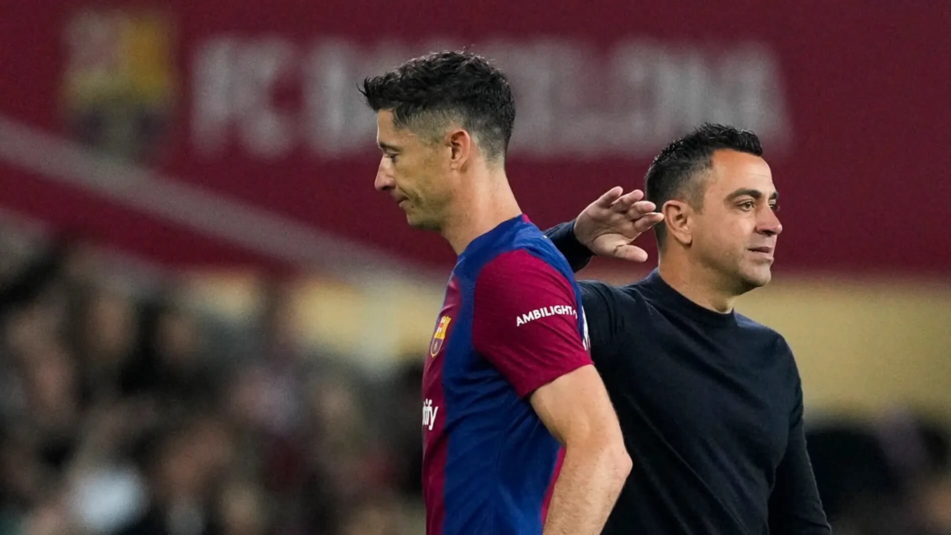 Xavi Hernández y Robert Lewandowski, en un partido del Barcelona (Foto: EFE).
