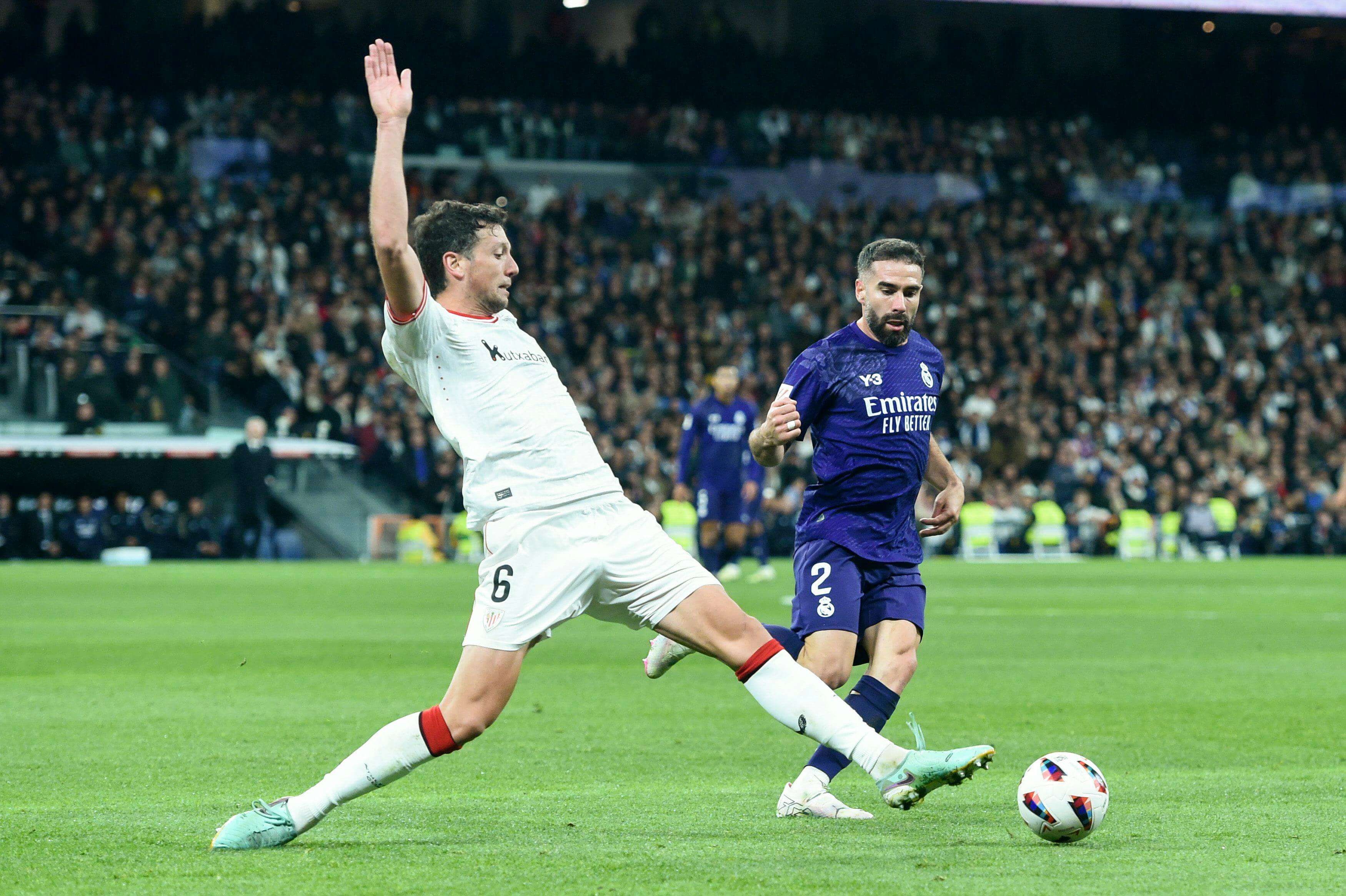  Dani Carvajal y Mikel Vesga luchan por una pelota en el Bernabéu