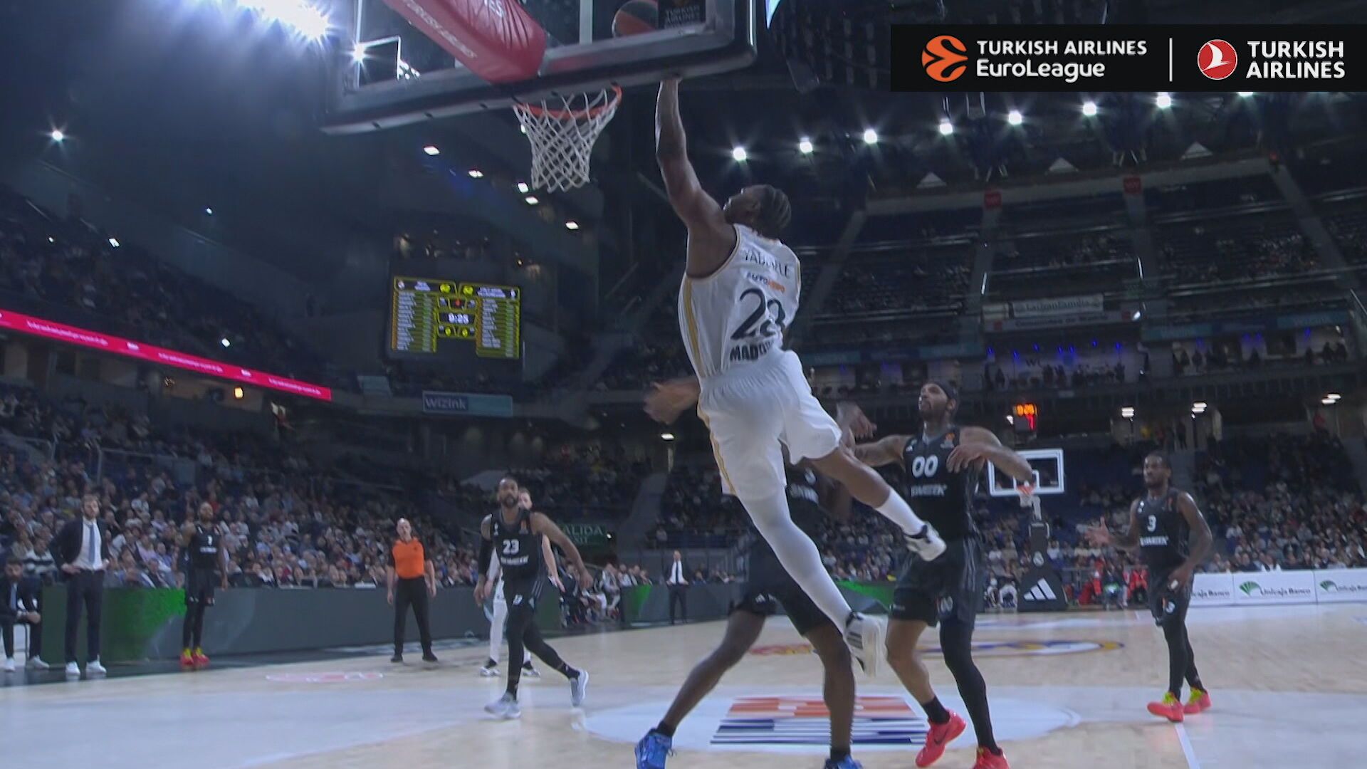  Yabusele, anotando de manera imposible ante el Asvel Villeurbanne (Euroliga)