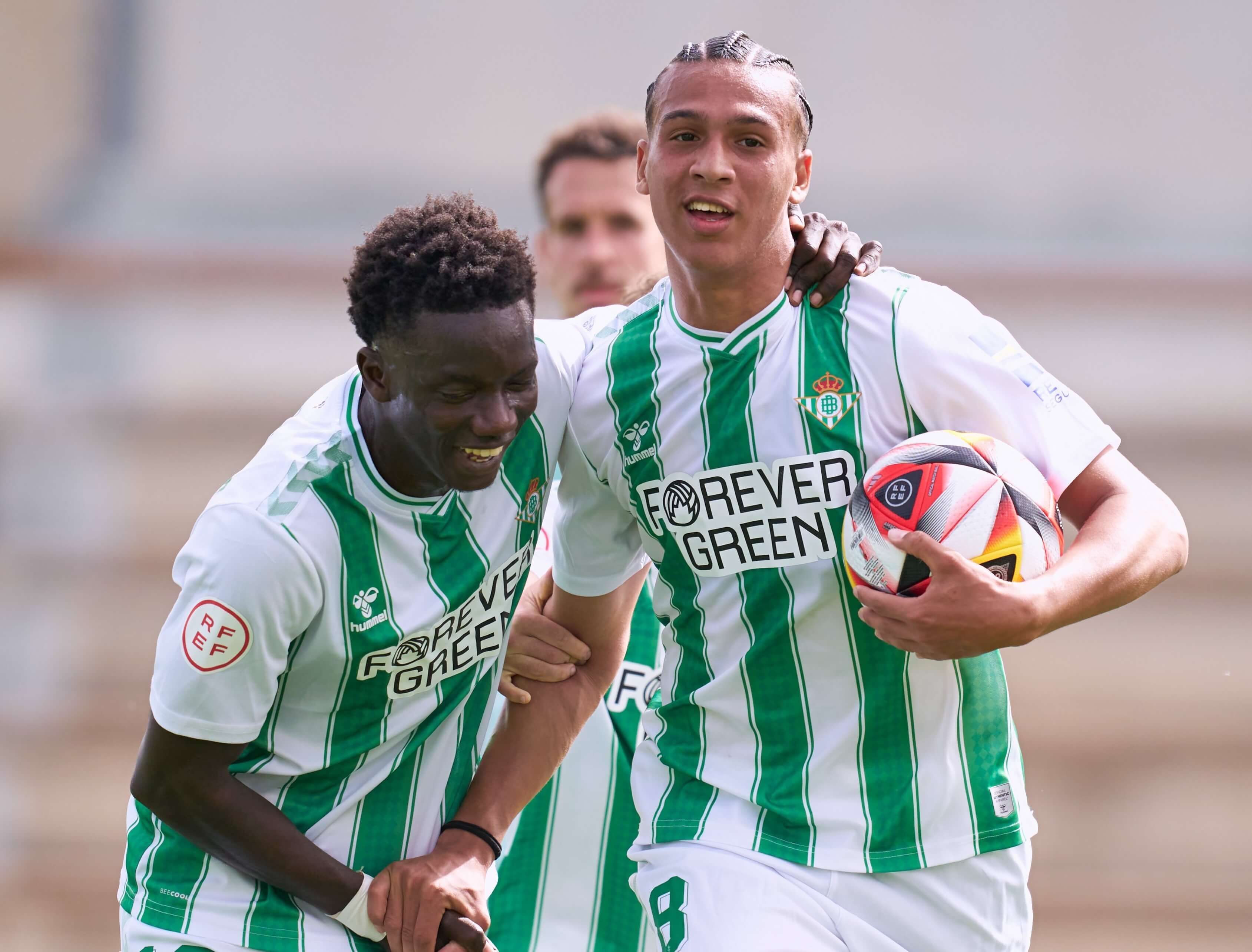 Yanis, celebrando un gol con el Betis Deportivo.