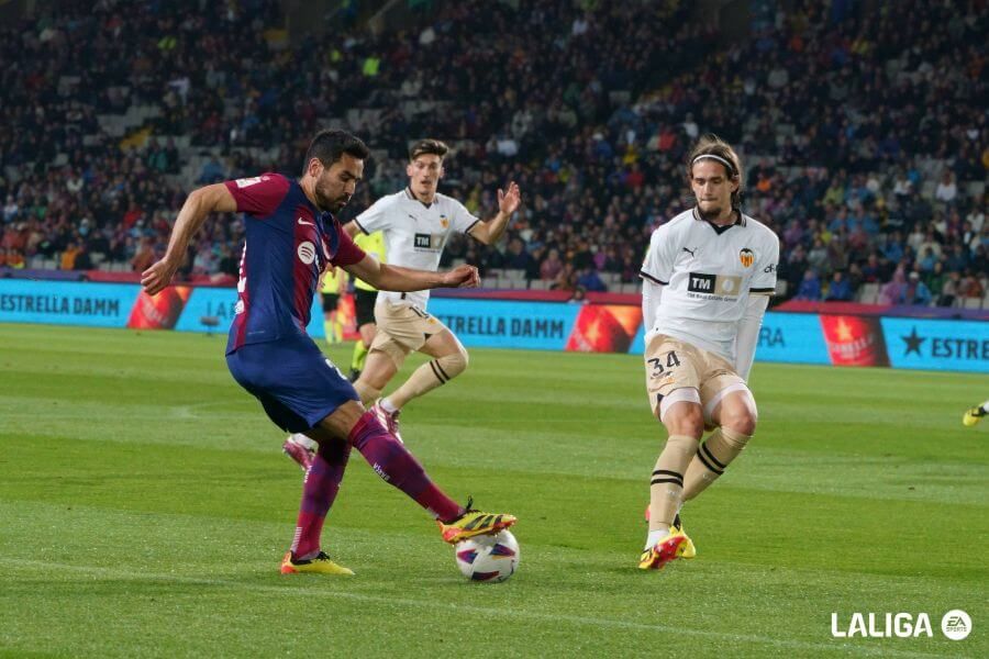 Yarek Gasiorowski, ante el FC Barcelona, se libra de la sub 19.