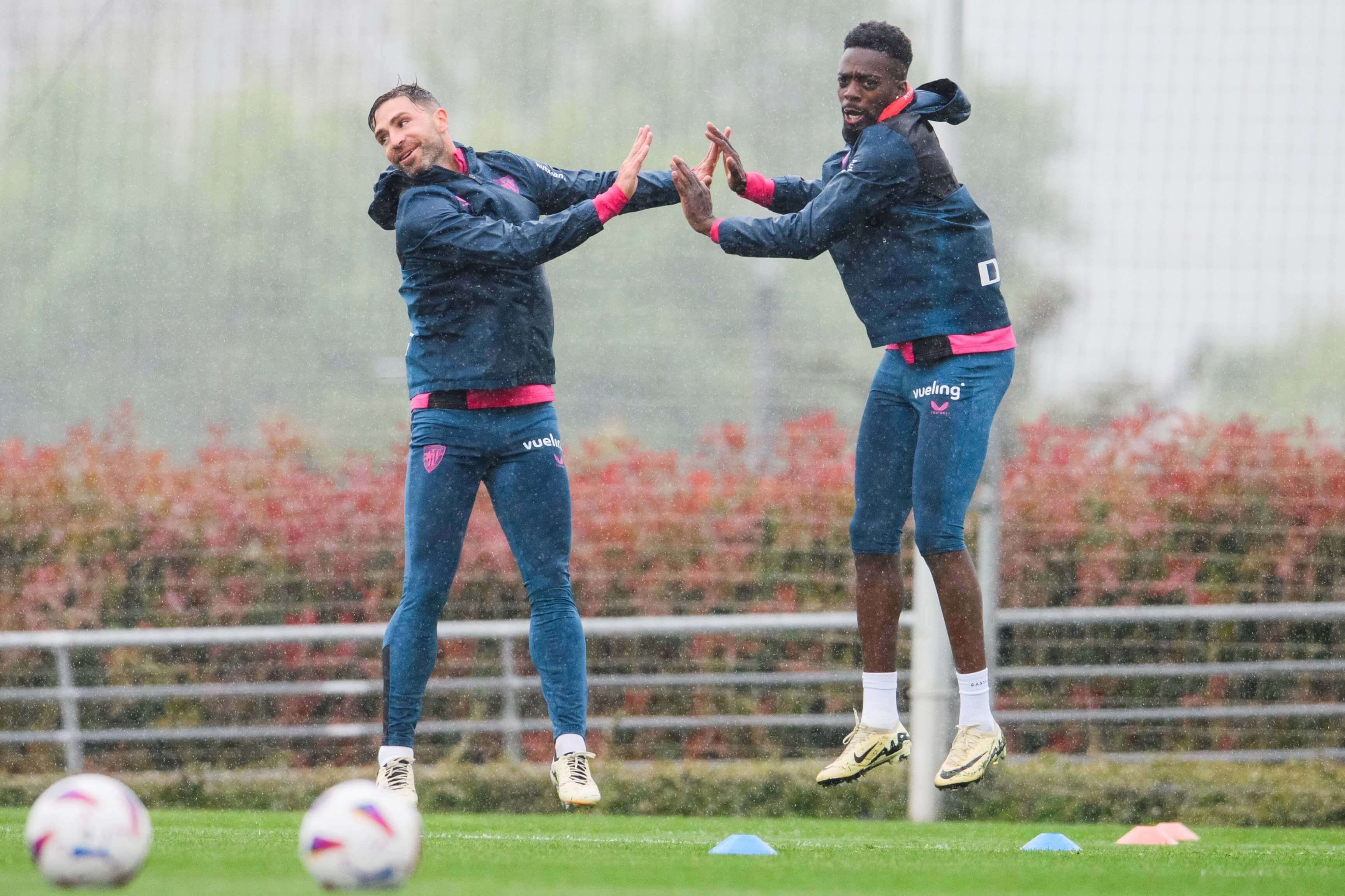  Yeray Álvarez e Iñaki Williams trabajan bajo la lluvia en Lezama.