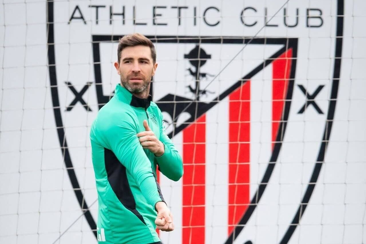 El central Yeray Álvarez se entrenaba aquí con sus compañeros ante el escudo en Lezama.