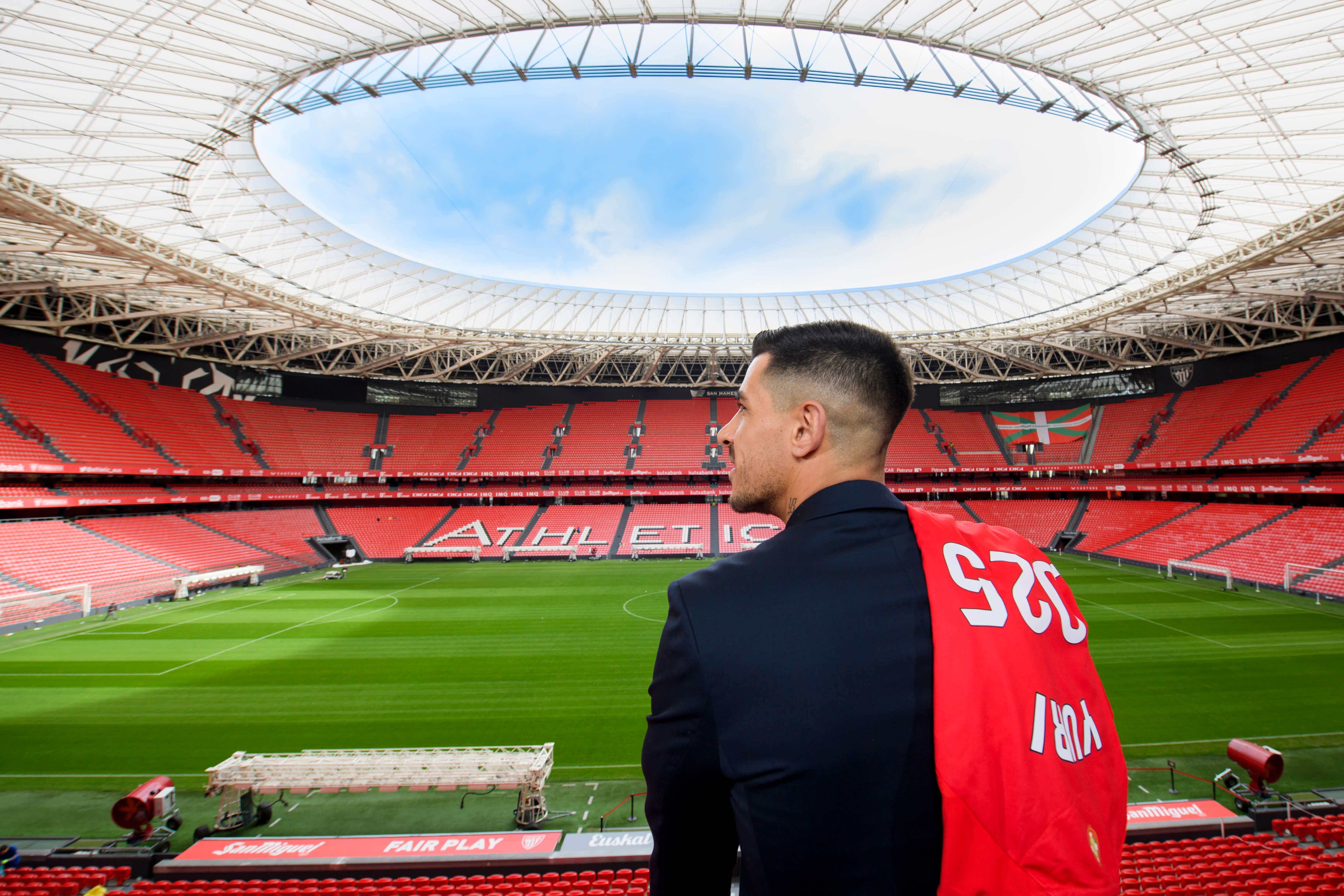  Yuri Berchiche, en San Mamés tras renovar su contrato.