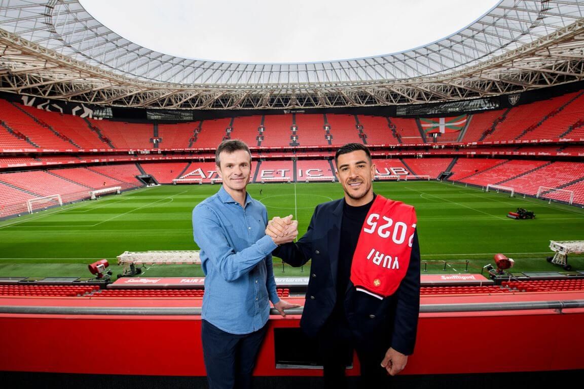  Yuri Berchiche, en San Mamés con Jon Uriarte tras renovar su anterior contrato.