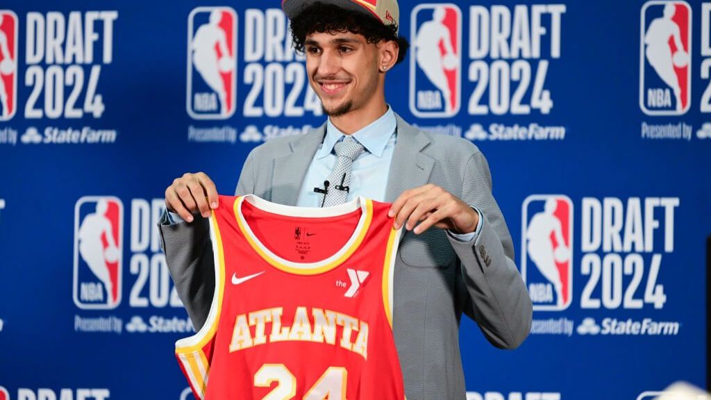  Zaccharie Risacher, posando con la camiseta de Atlanta (RR.SS)