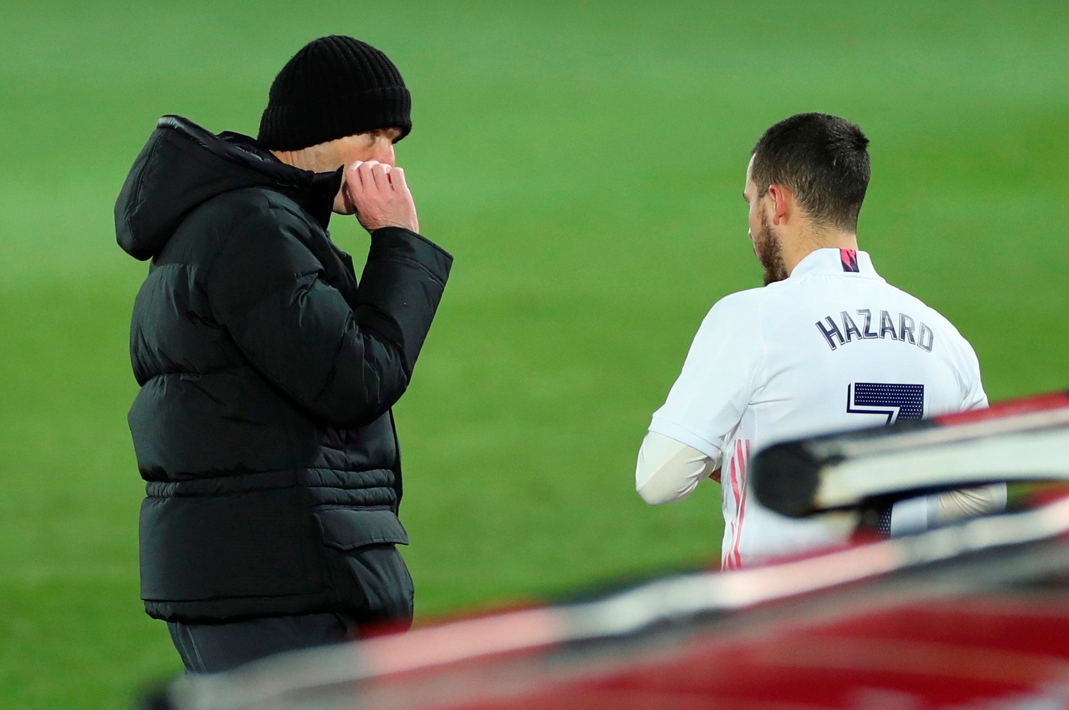  Zidane charla con Hazard en Valdebebas.