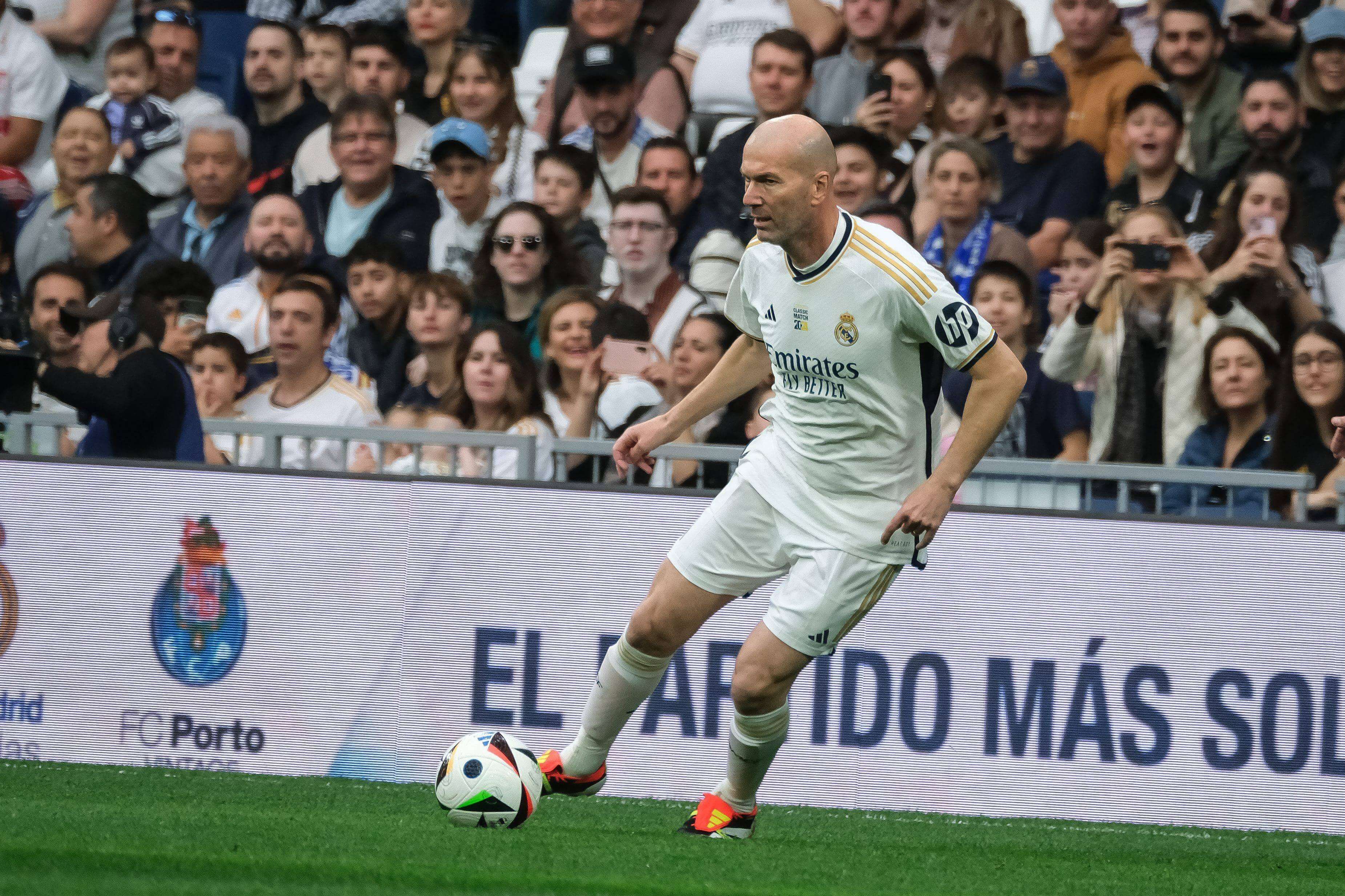  Zinedine Zidane encara durante el Real Madrid-Oporto de leyendas.