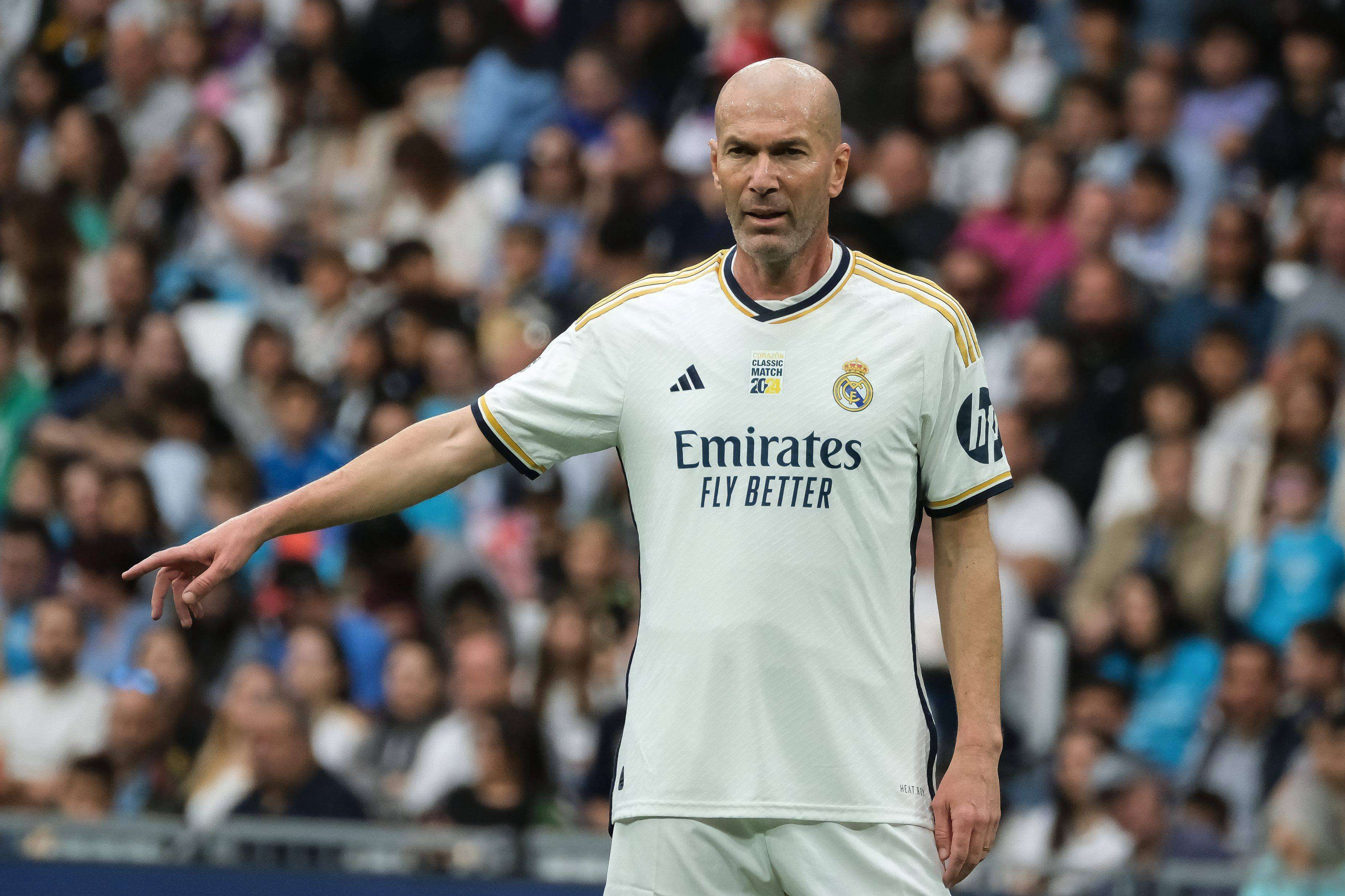  Zinedine Zidane da instrucciones durante el Real Madrid-Oporto de leyendas.