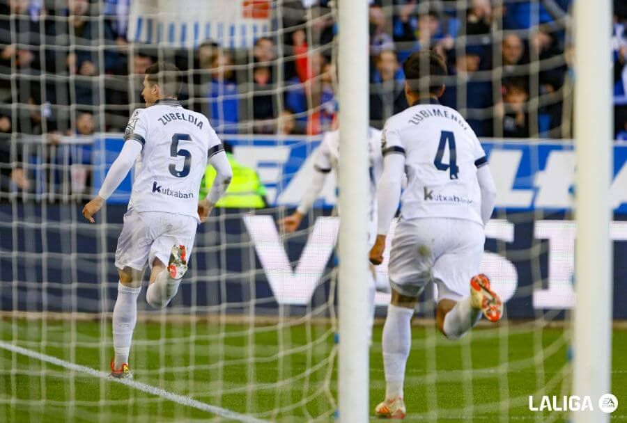 Zubeldia y Zubimendi celebran el gol de la Real Sociedad en Mendizorroza.