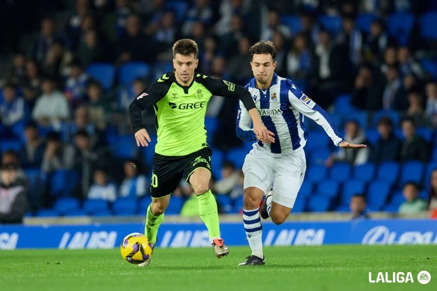  Zubimendi y Lo Celso pelean por un balón en el Real Sociedad-Betis.