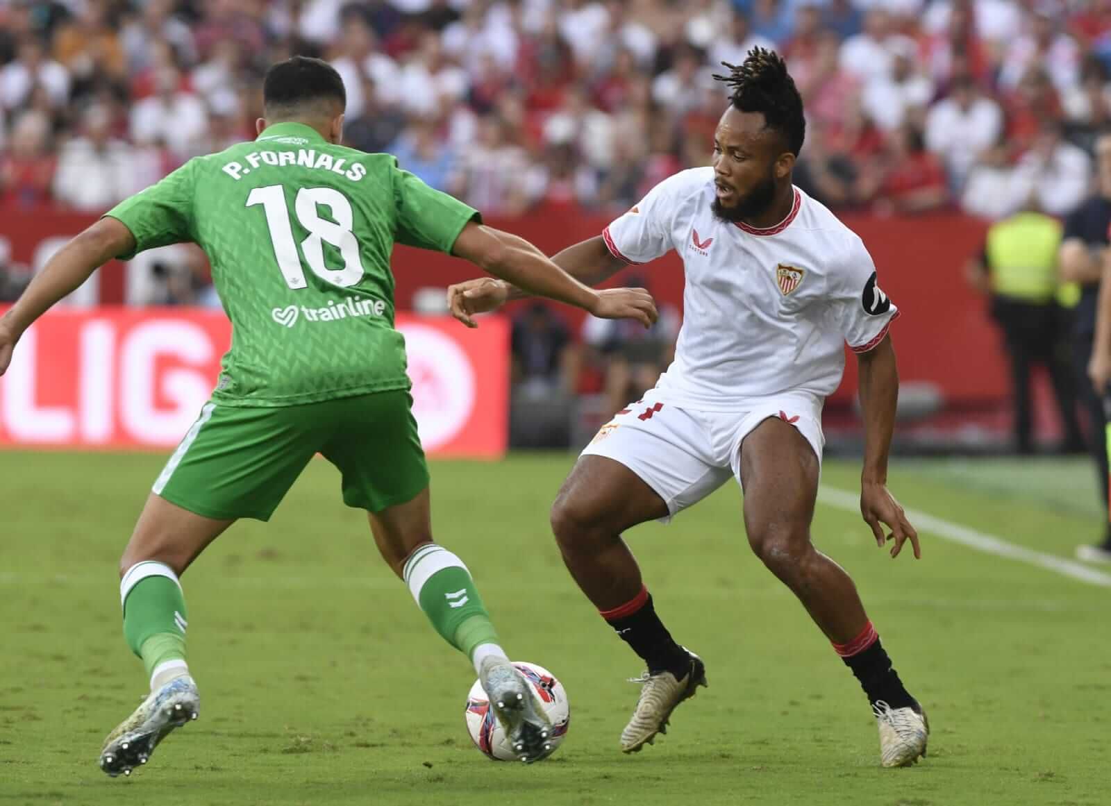  Ejuke encara a Fornals en una acción del derbi. 