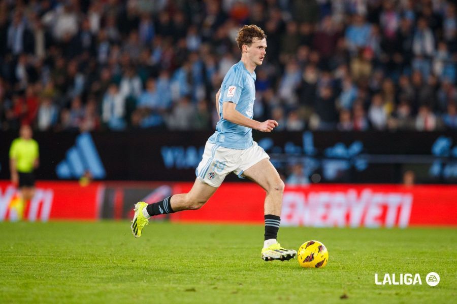  Swedberg conduce el balón durante un partido con el Celta esta temporada.
