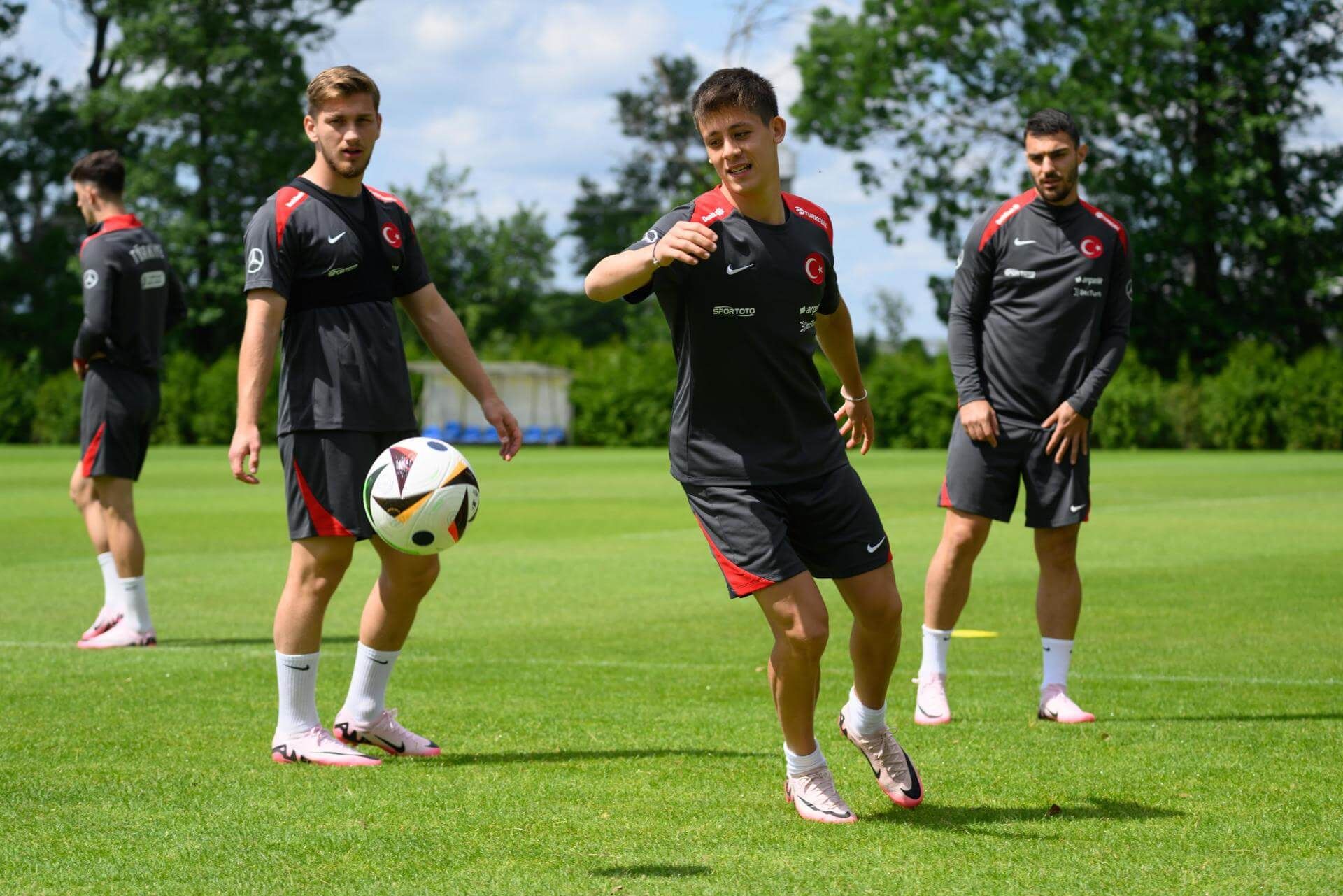  Arda Güler entrenando con la selección turca (EFE)