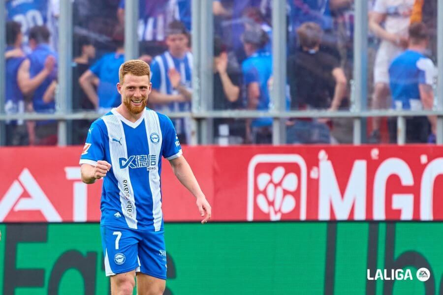 Carlos Vicente celebra su gol en el Girona-Alavés (FOTO: LALIGA).