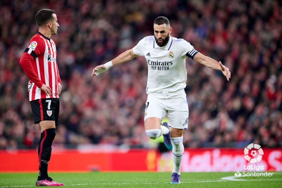 El navarro del Athletic Club Alex Berenguer se lamenta de un gol de Benzema, del Real Madrid, en San Mamés.