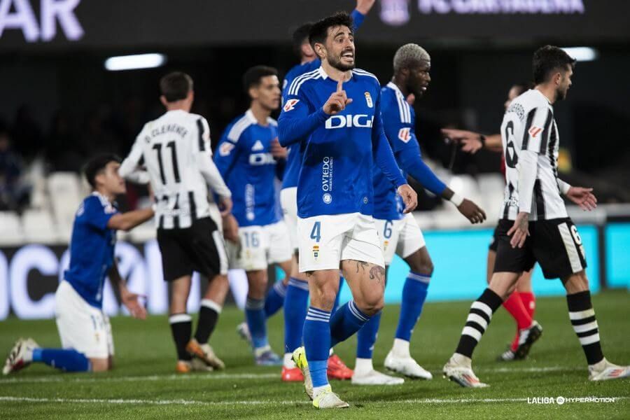 David Costas, en una jugada del Cartagena-Real Oviedo (FOTO: LALIGA).