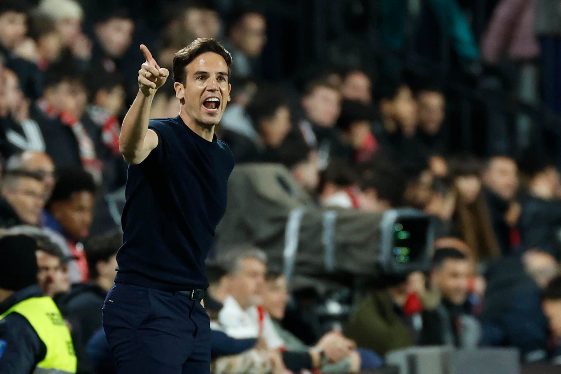 Íñigo Pérez da indicaciones a sus jugadores en un partido del Rayo (FOTO: EFE).
