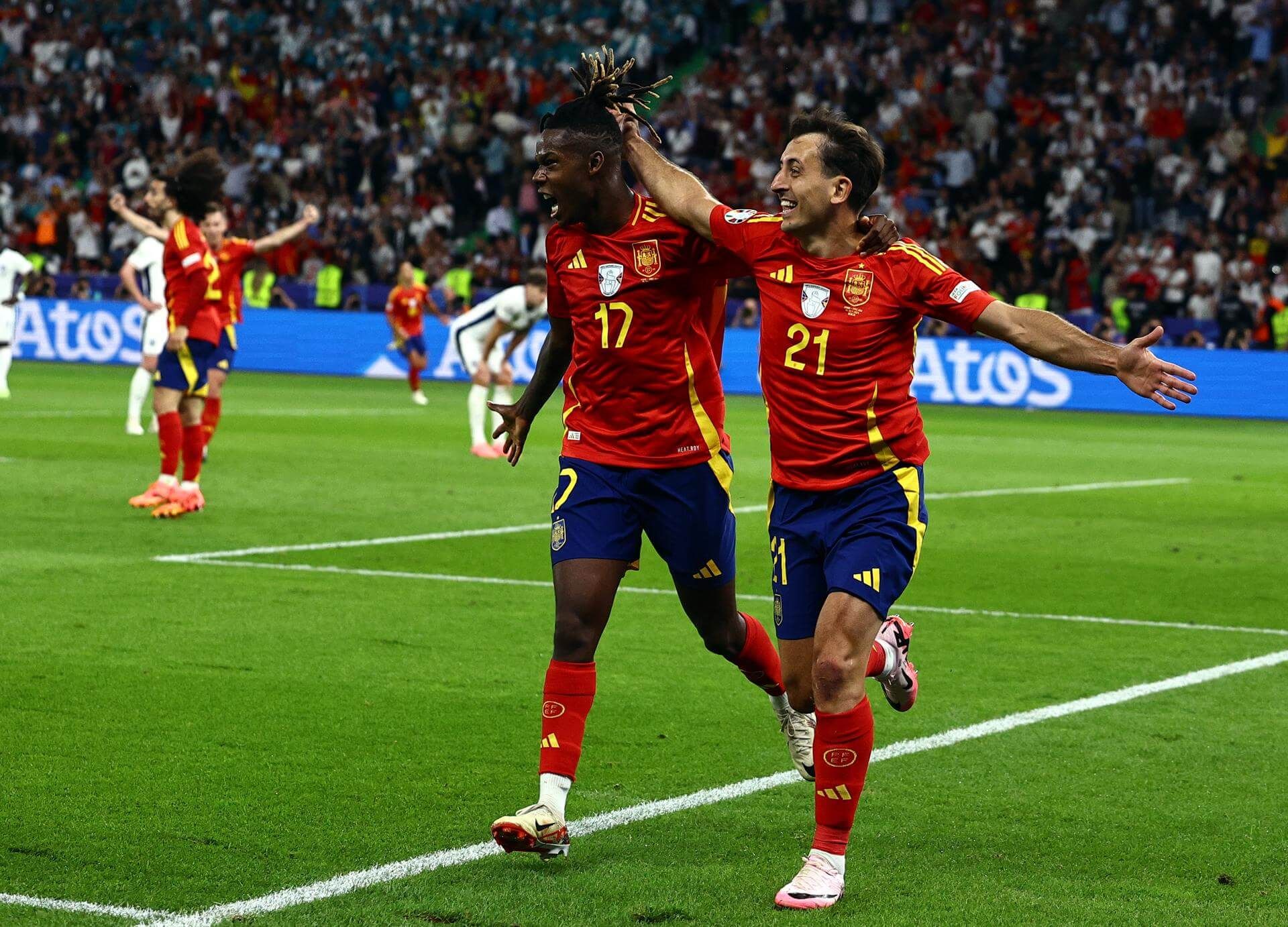 Mikel Oyarzabal y Nico Williams celebran el gol que proclama a España campeona.