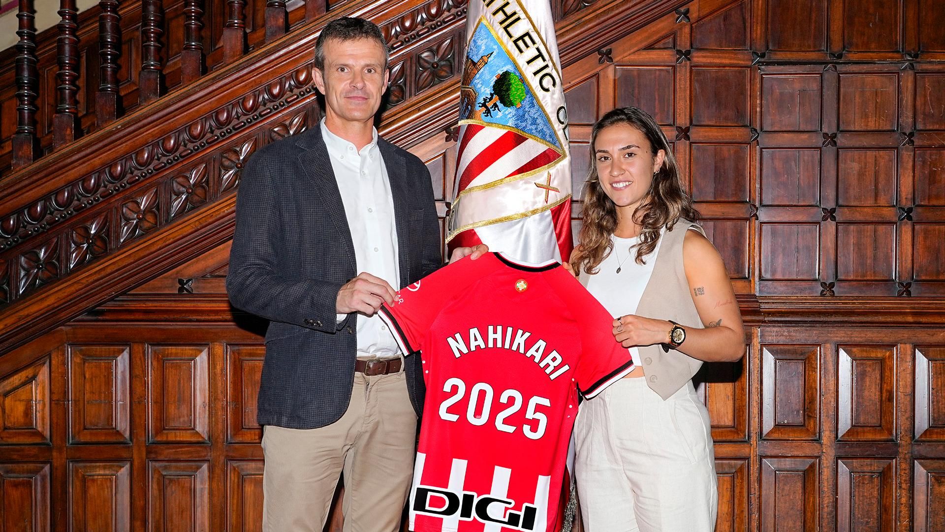  El presidente Jon Uriarte en la presentación de la delantera guipuzcoana Nahikari García.