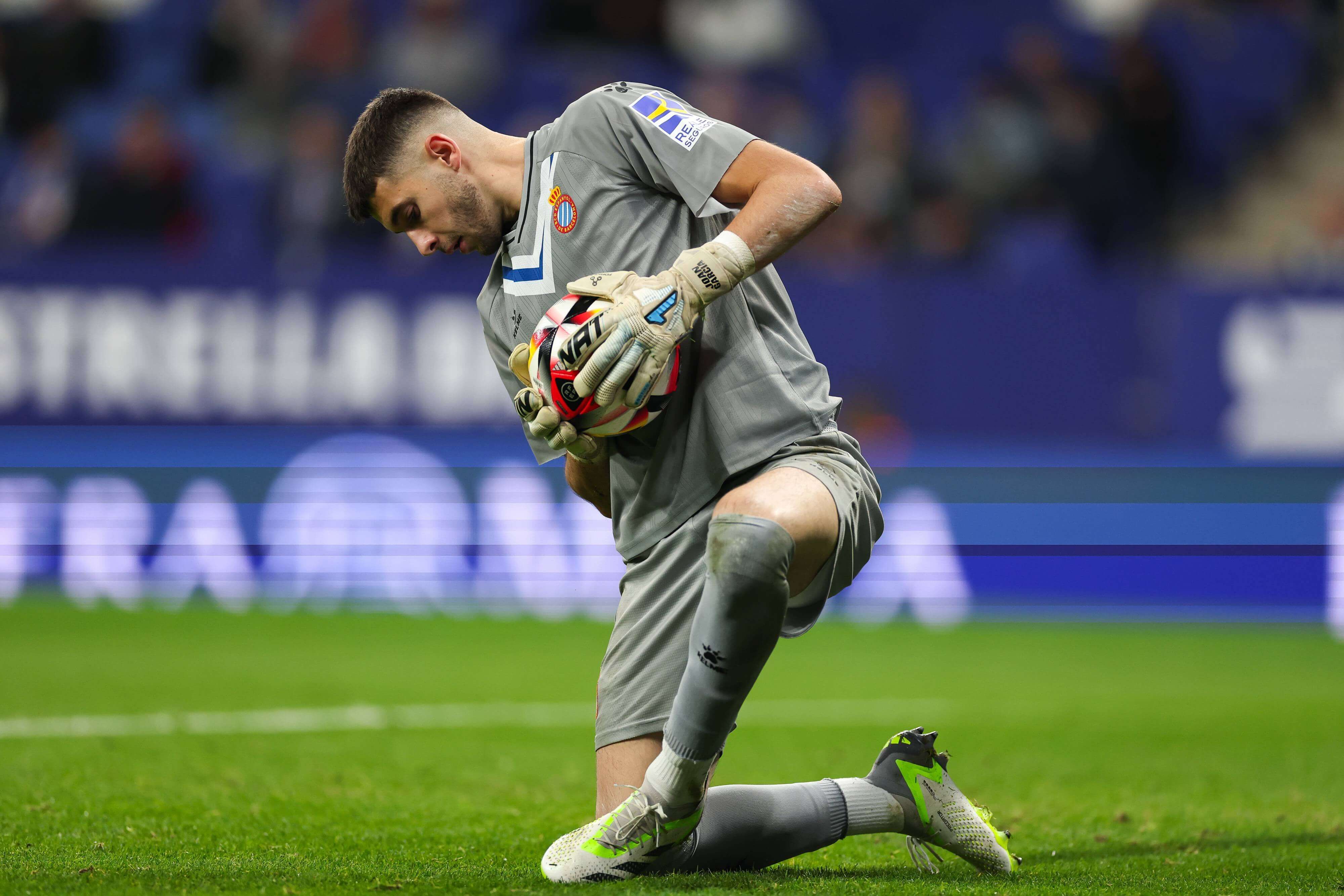  Joan García atrapa un balón en un partido del Espanyol (FOTO: Cordón Press).
