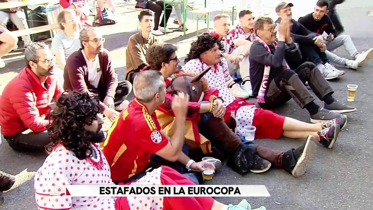  Los aficionados intentando ver el partido desde fuera (ElDesmarque)