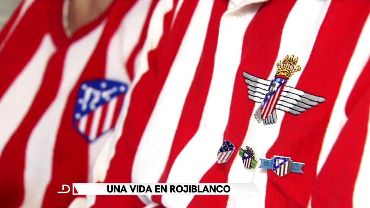  Andrés muestra con orgullo sus insignias