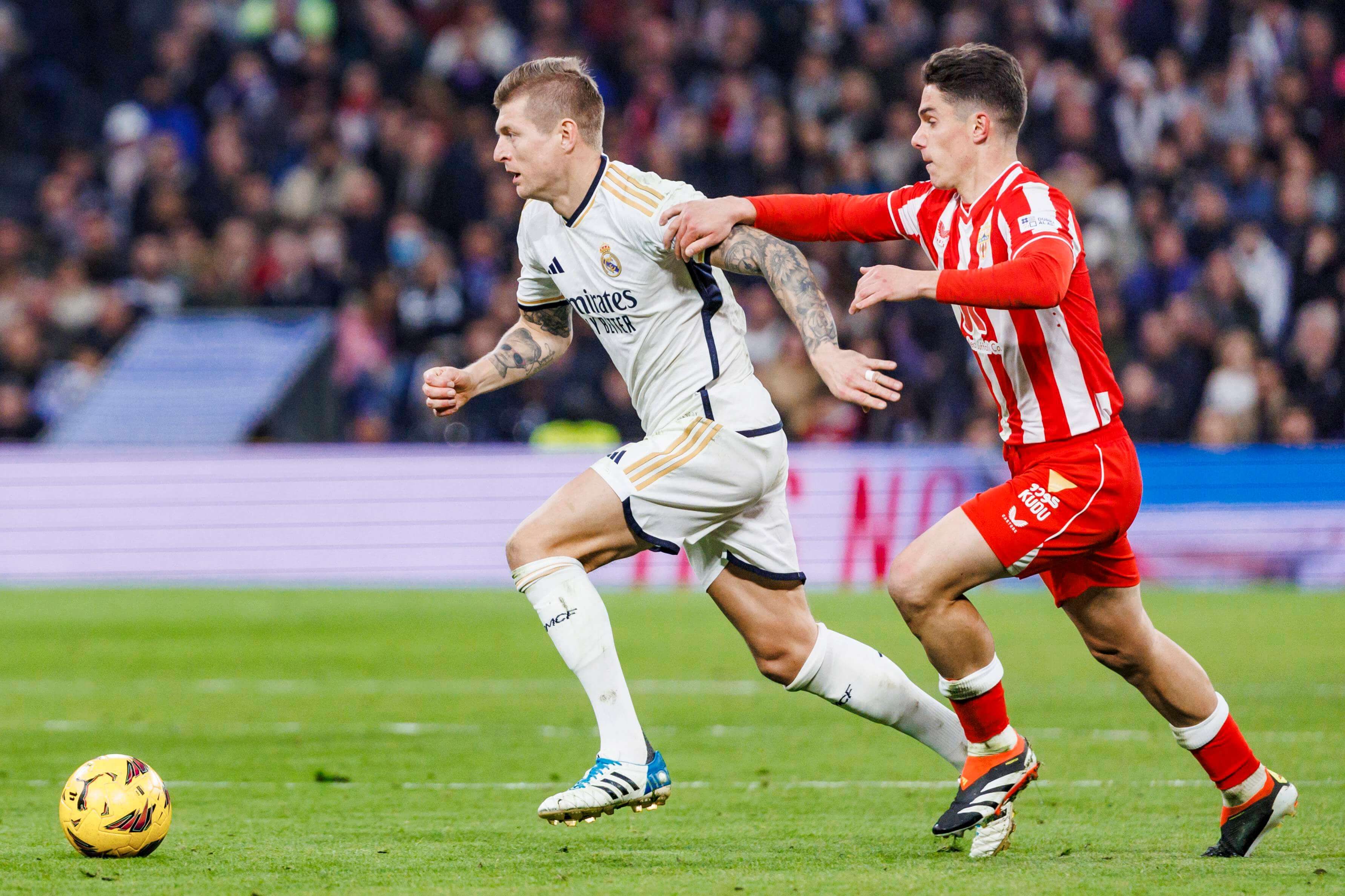  Sergio Arribas frente a Toni Kroos (Cordon Press)