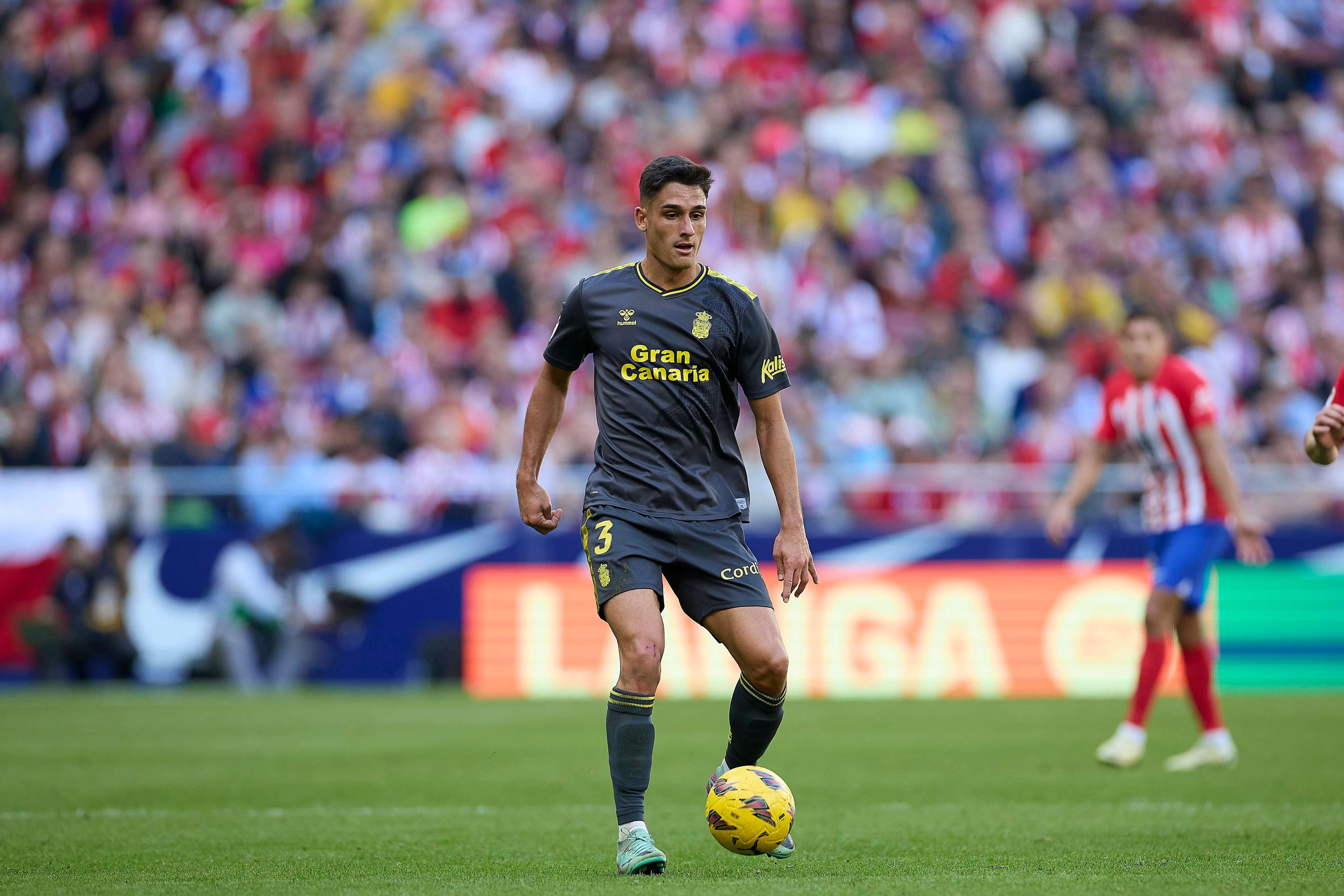 Sergi Cardona conduce el balón en un partido de la UD Las Palmas (FOTO: Cordón Press).