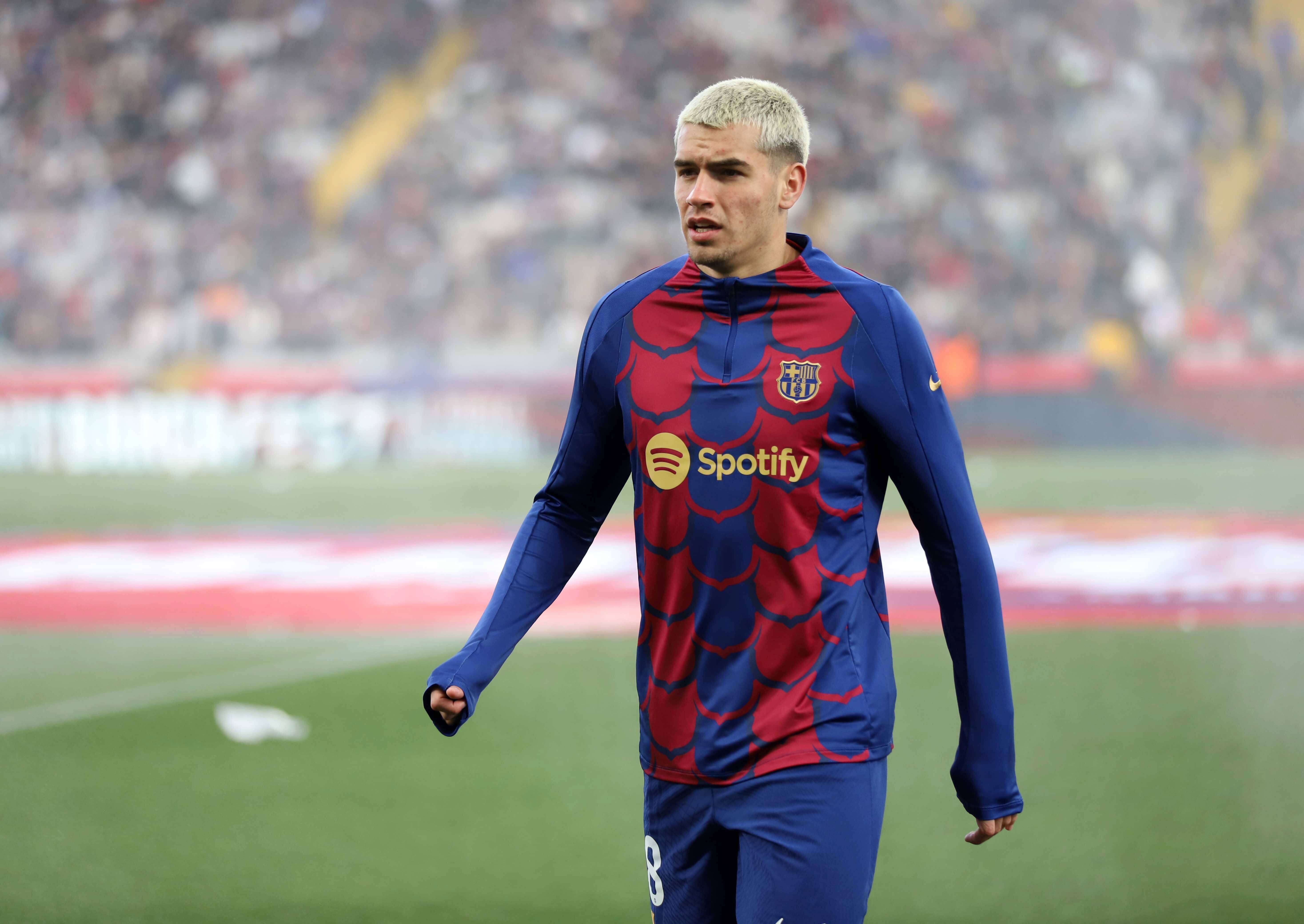 Marc Guiu, en un calentamiento del Barça (FOTO: Cordón Press).