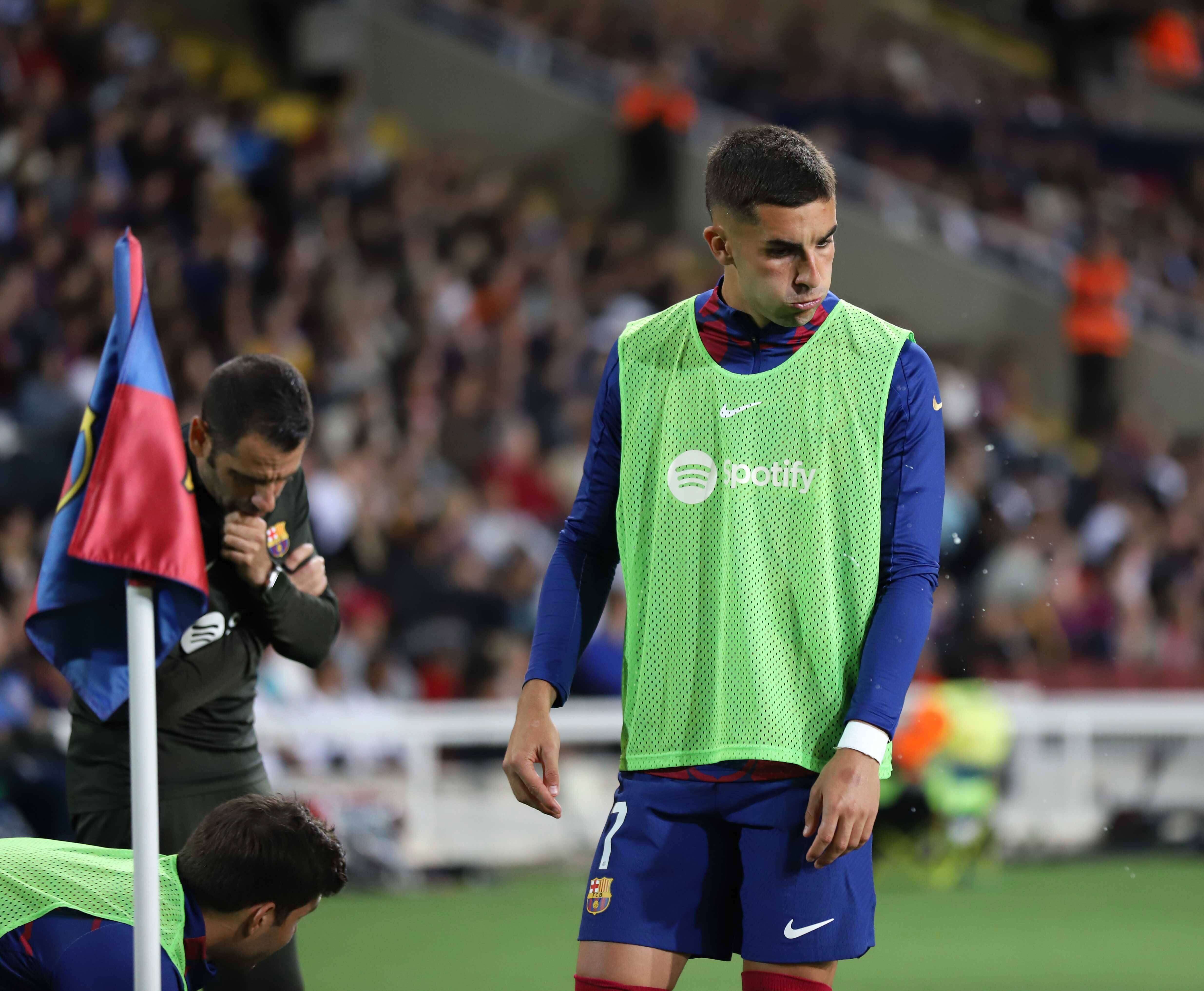  Ferran Torres, con el peto, en un partido del Barcelona (FOTO: Cordón Press).