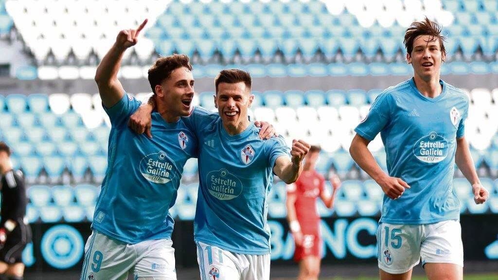 Pablo Durán, Alfon y Fer López celebran un gol.