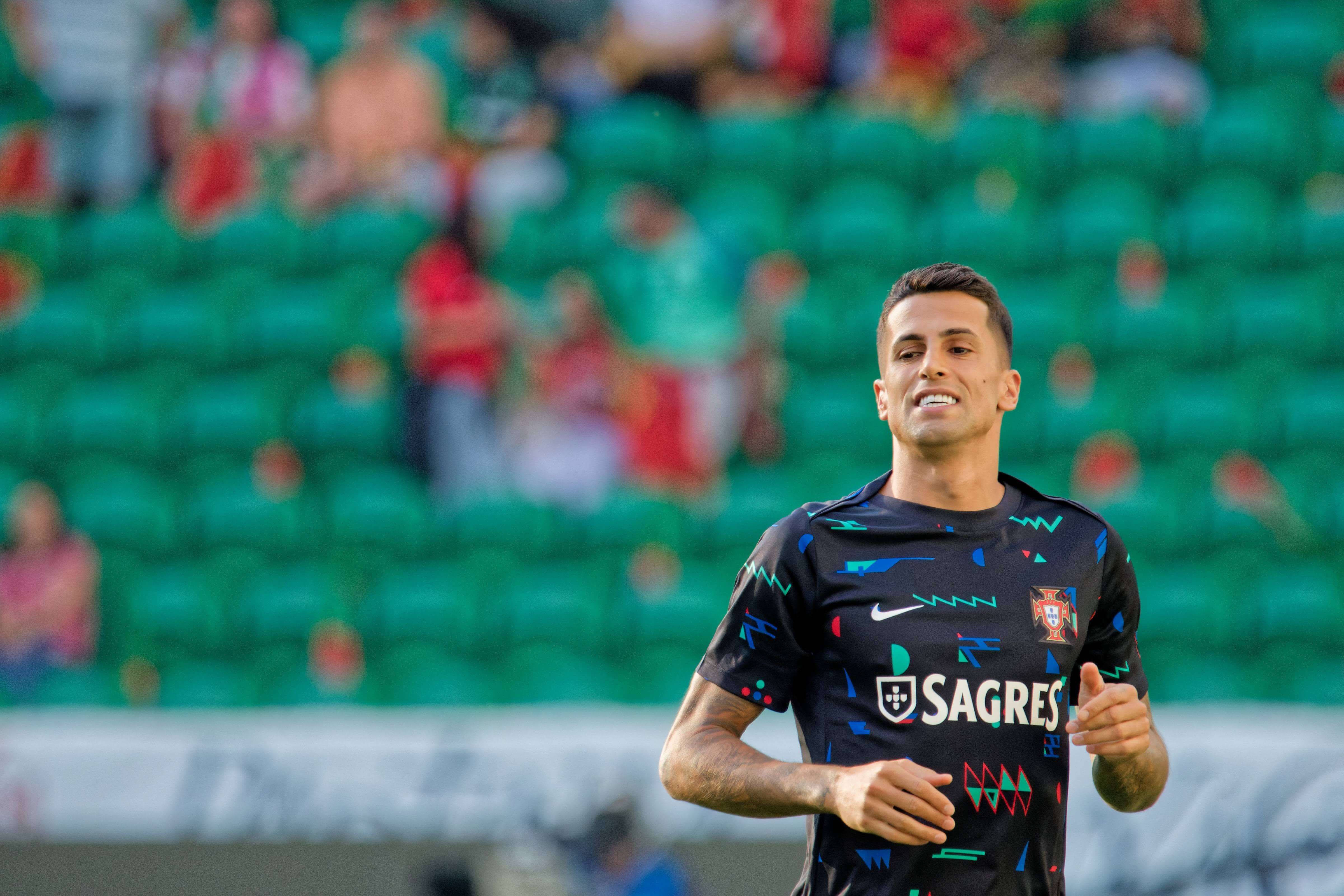  Joao Cancelo, en un calentamiento con Portugal (FOTO: Cordón Press).