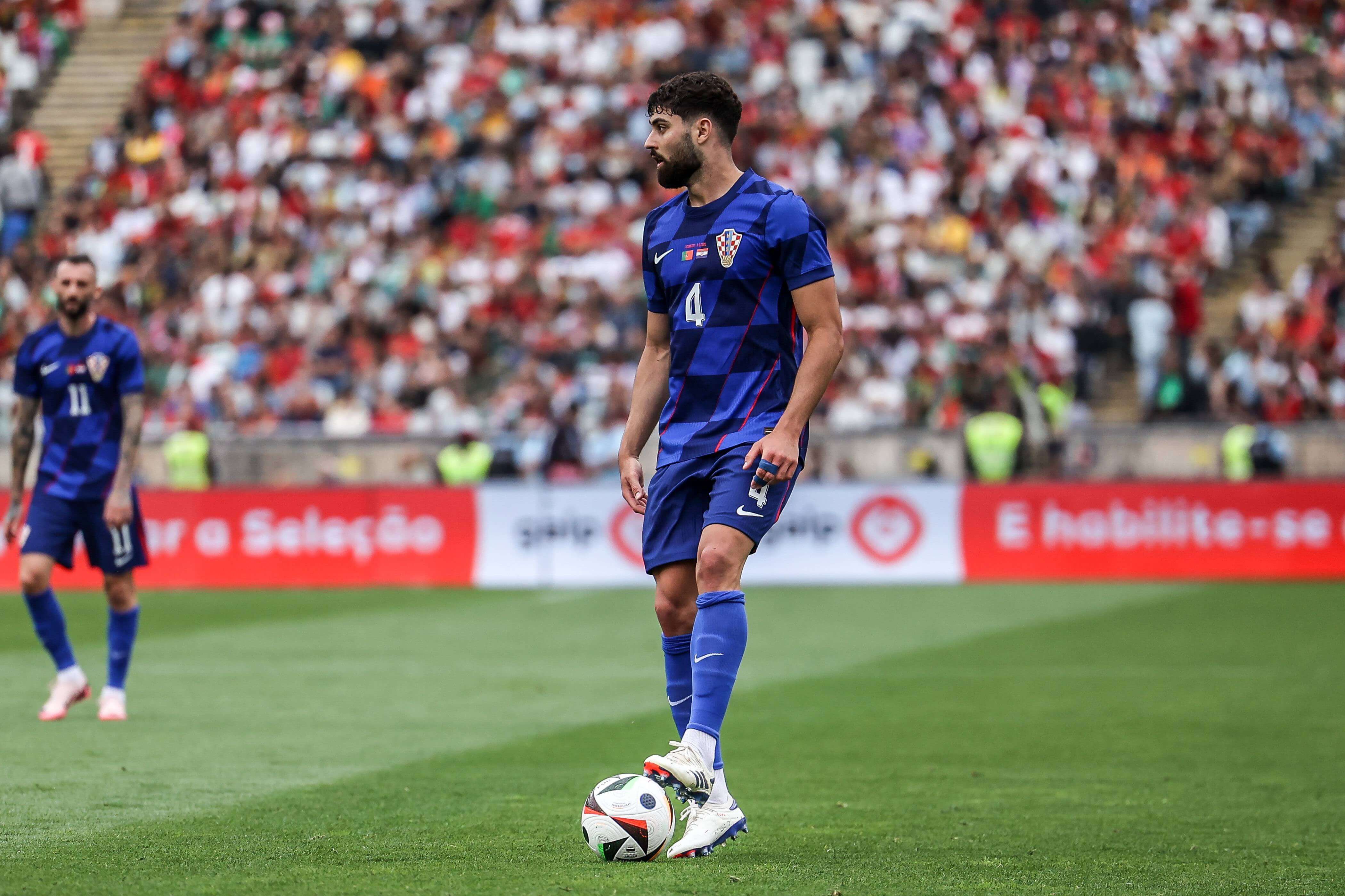 Gvardiol, con el balón en los pies en un partido de Croacia (FOTO: Cordón Press).