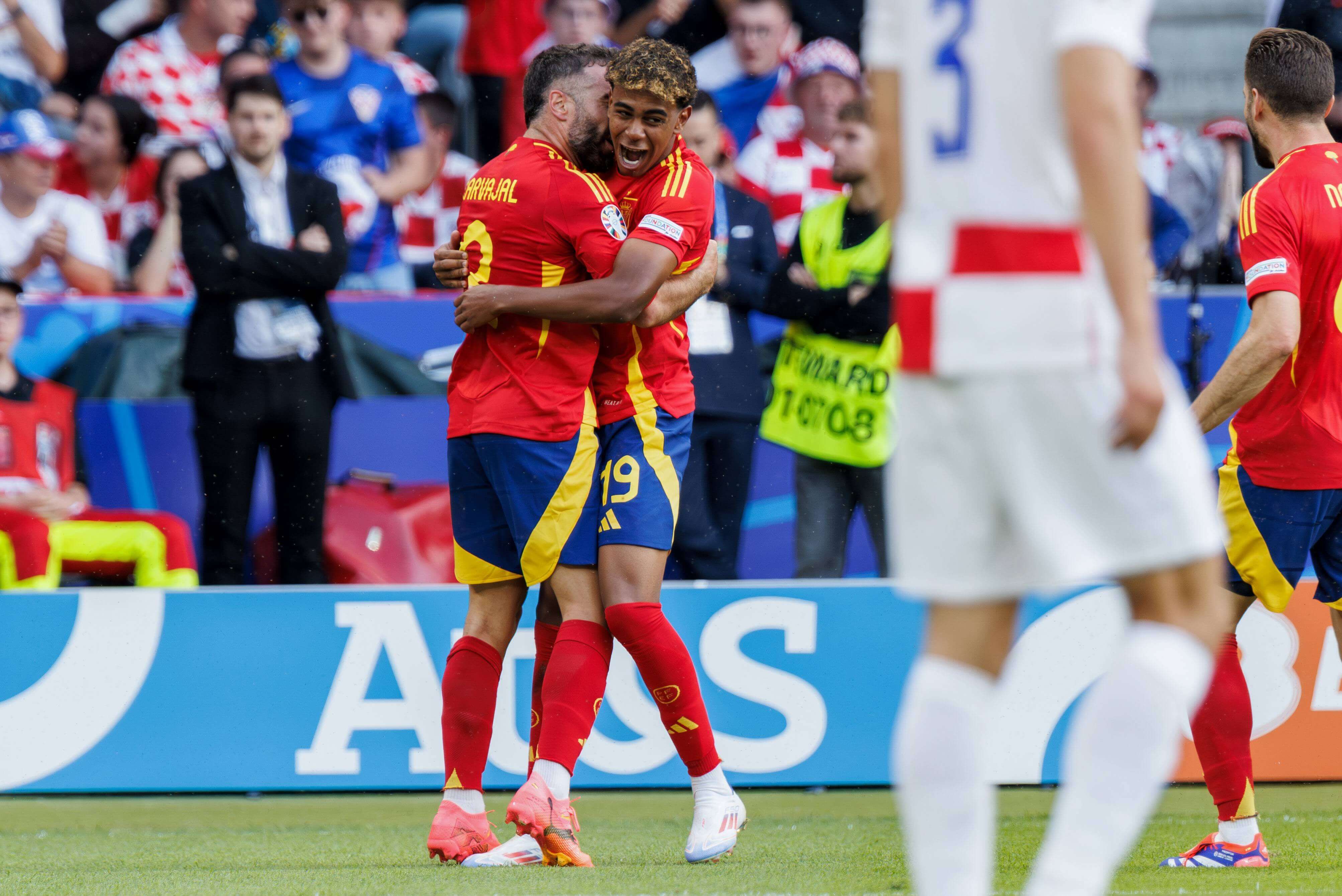  Carvajal celebrando con Lamine Yamal un gol en la Eurocopa.