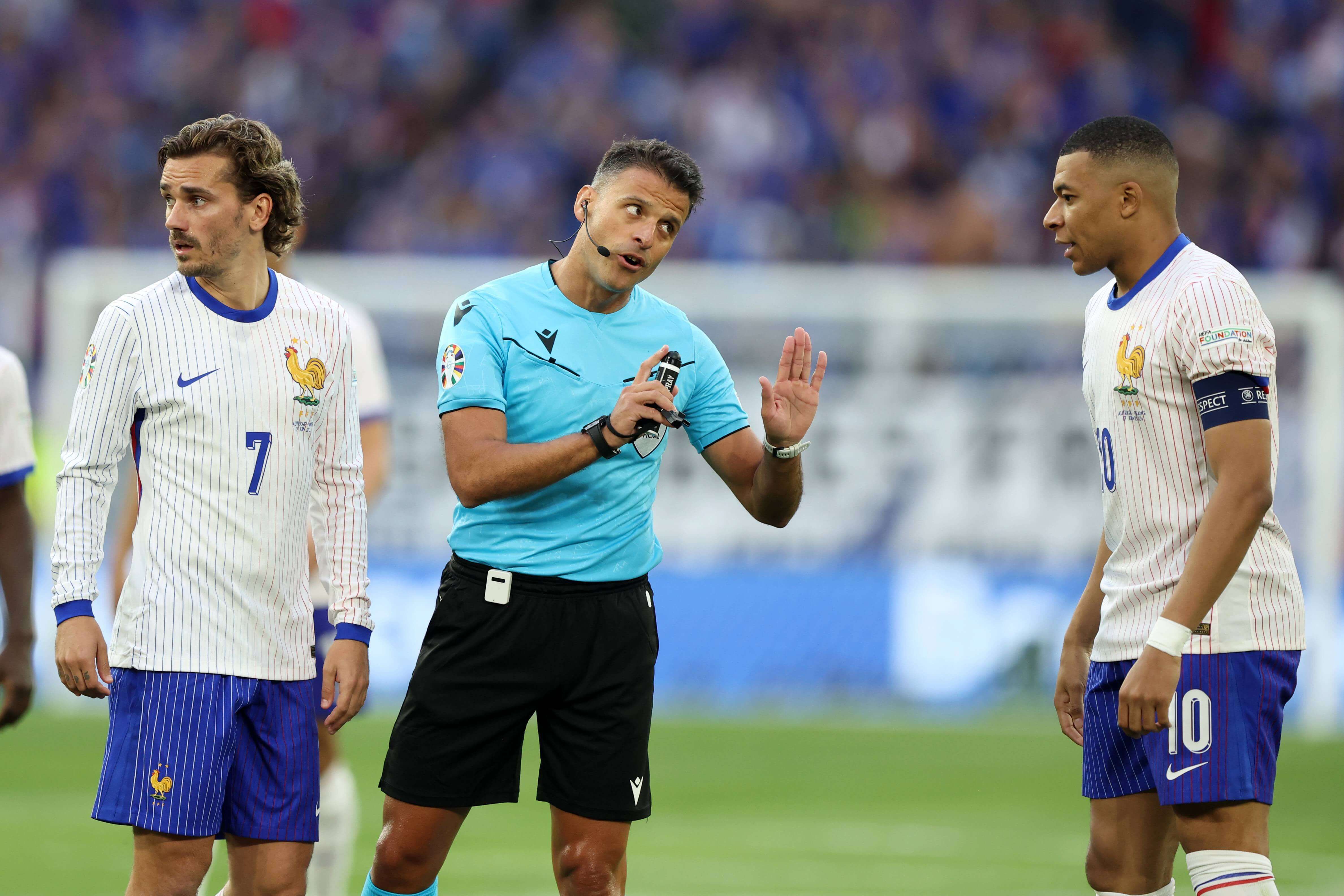 Gil Manzano junto a Kylian Mbappé y Antoine Griezmann en la Eurocopa (Cordon Press)
